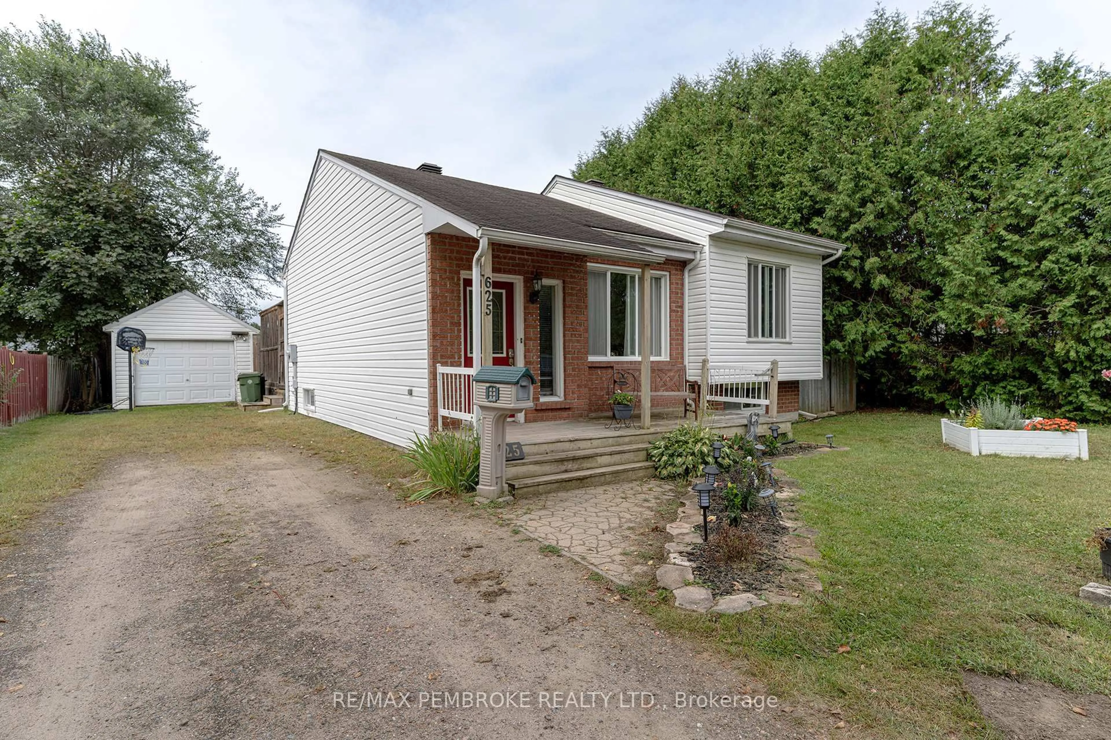 A pic from outside/outdoor area/front of a property/back of a property/a pic from drone, street for 625 Anne St, Petawawa Ontario K8A 7K1