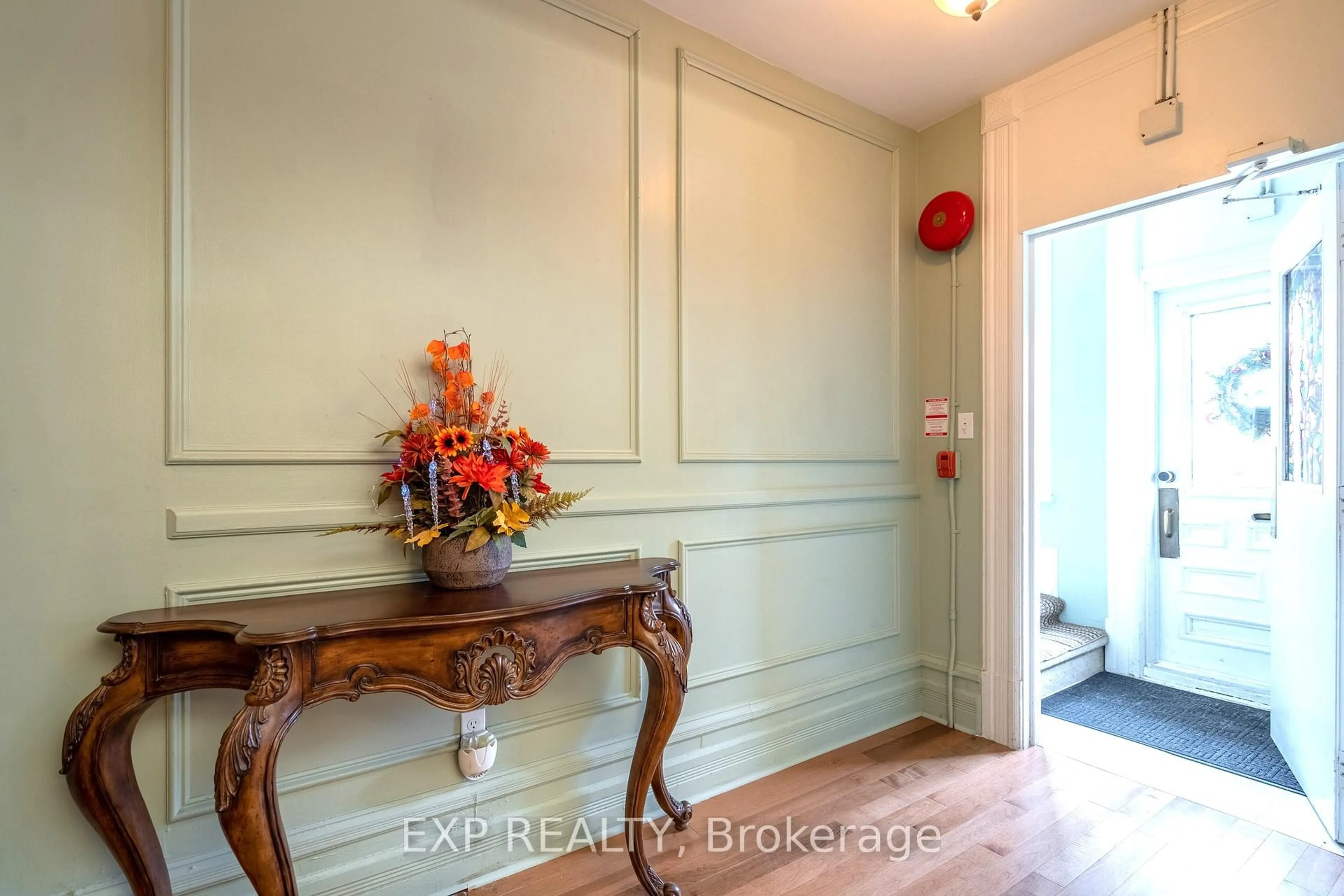 Indoor entryway for 431 Gilmour St, Ottawa Ontario K2P 0R5