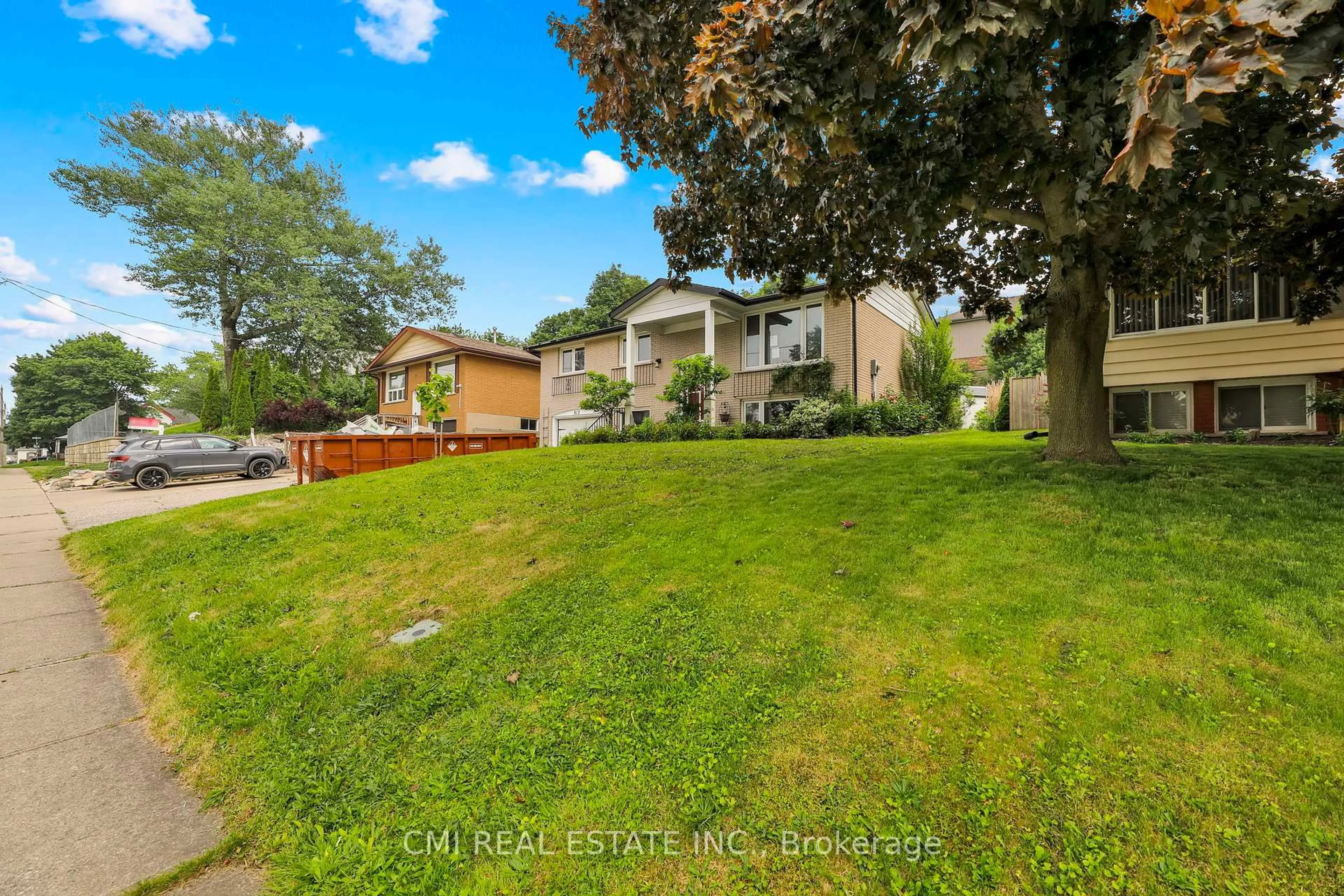 A pic from outside/outdoor area/front of a property/back of a property/a pic from drone, street for 812 Dufferin St, Woodstock Ontario N4S 1Y7