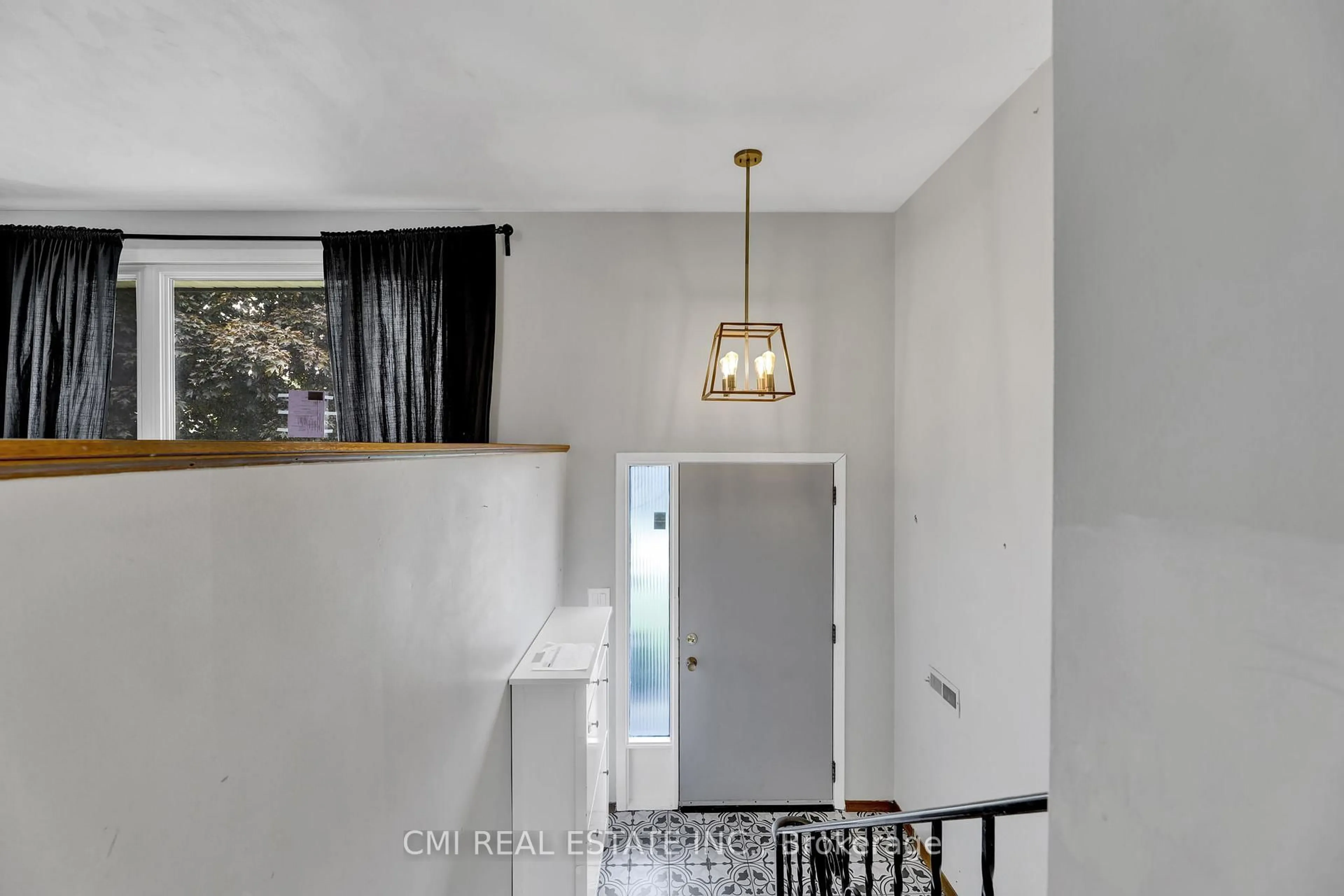 Indoor entryway for 812 Dufferin St, Woodstock Ontario N4S 1Y7