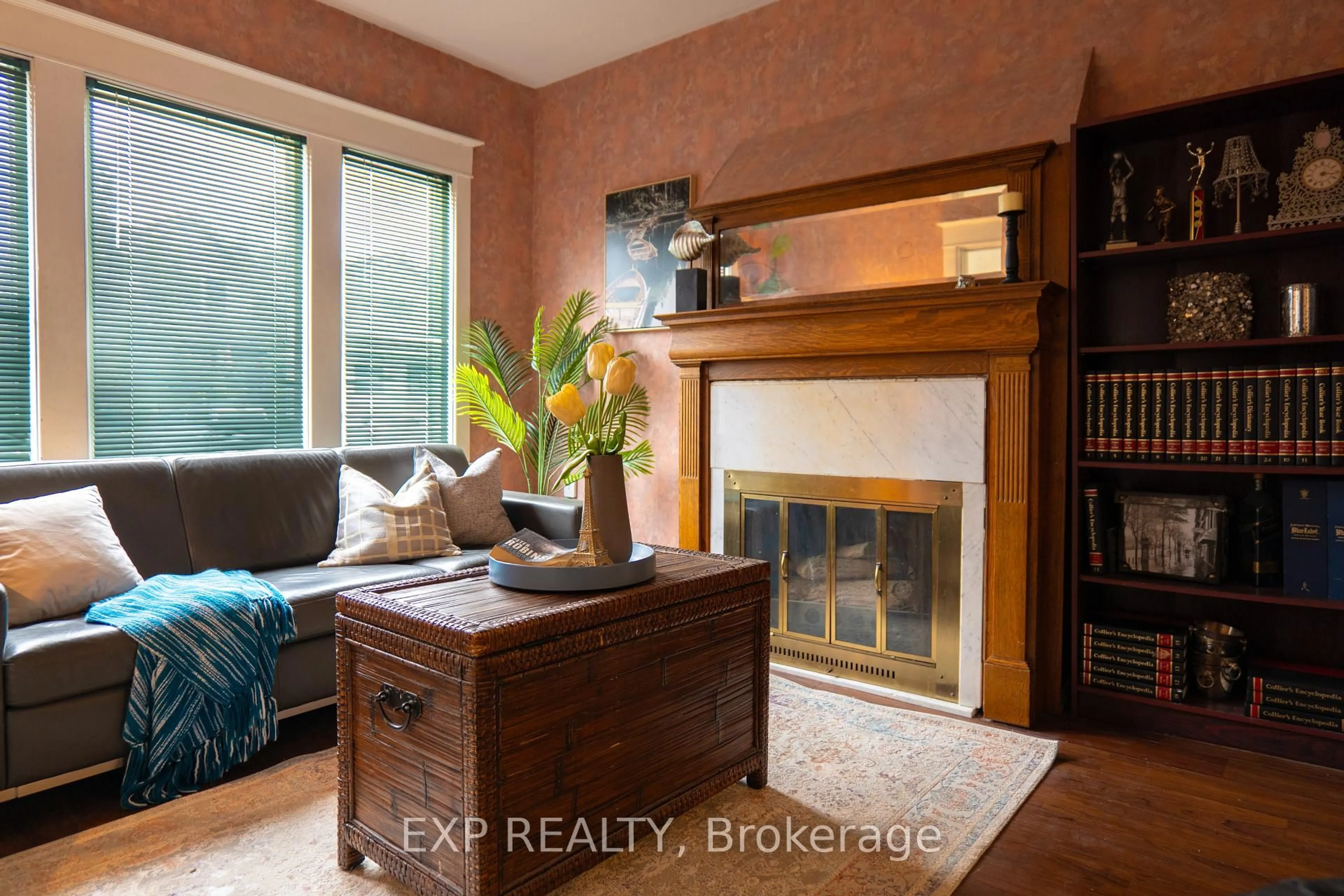 Living room with furniture, ceramic/tile floor for 111 Park Row, Hamilton Ontario L8H 4E5