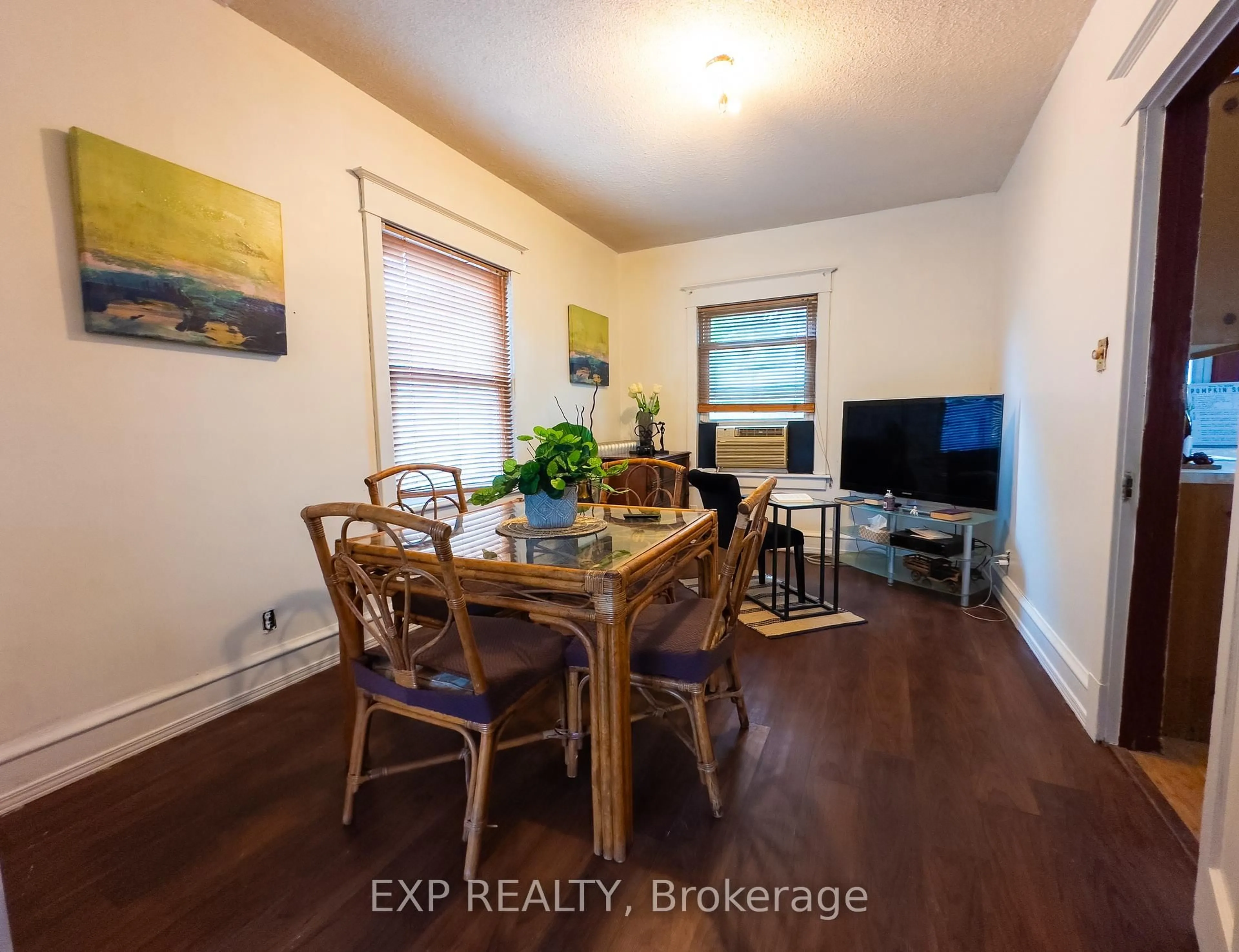 Dining room, wood/laminate floor for 111 Park Row, Hamilton Ontario L8H 4E5