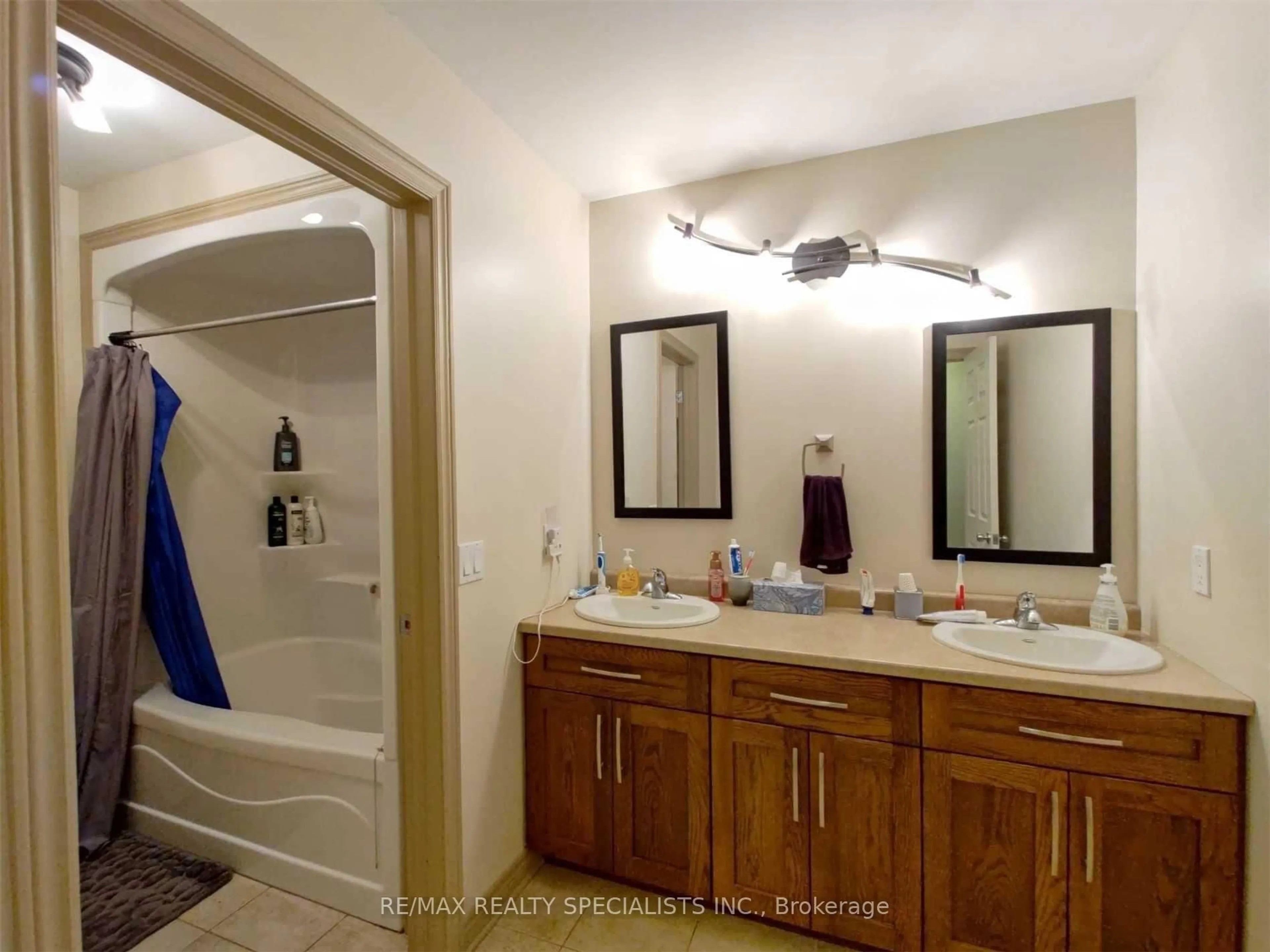 Standard bathroom, ceramic/tile floor for 607 First Ave, Welland Ontario L3C 6Z8