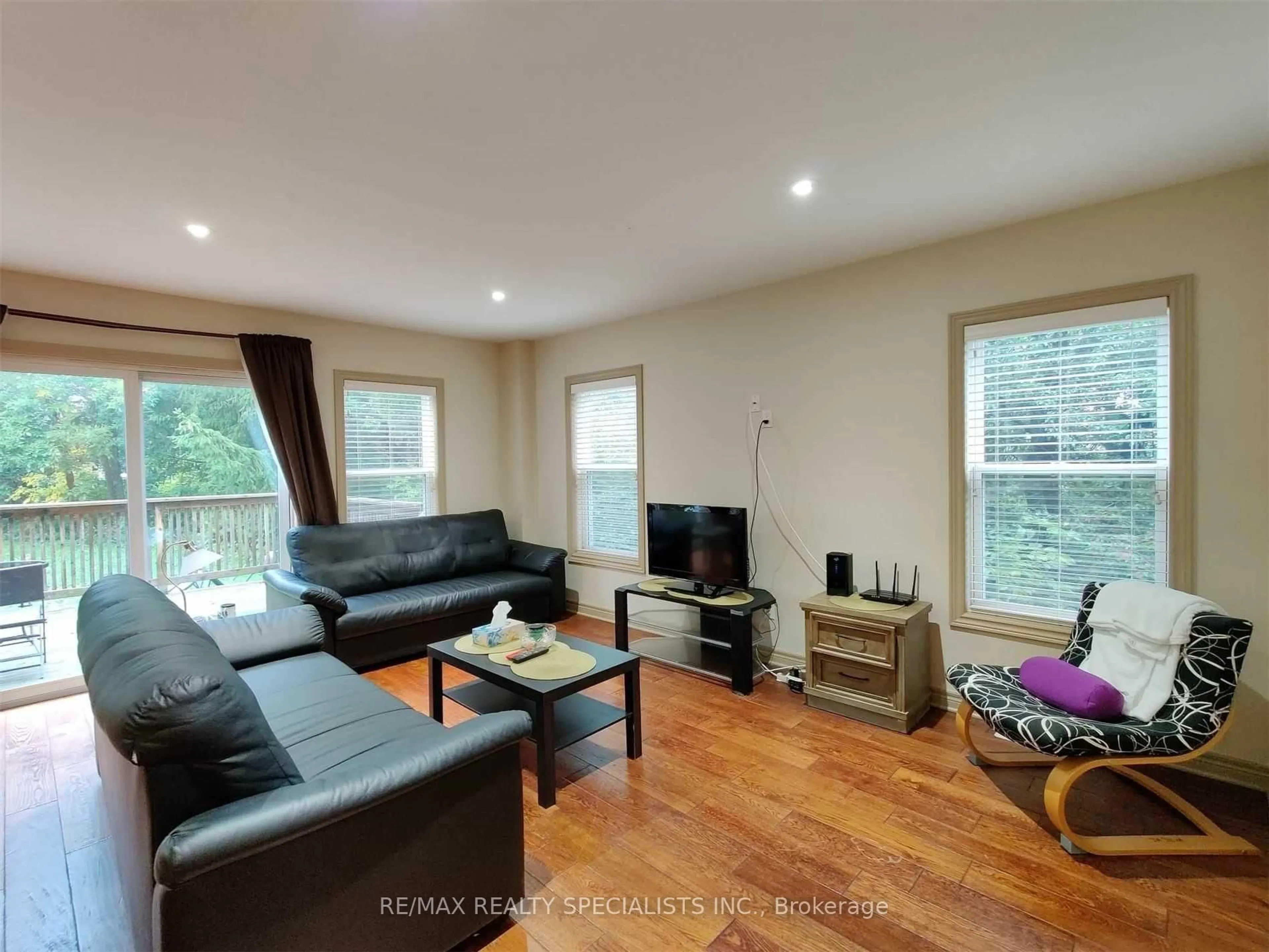 Living room with furniture, wood/laminate floor for 607 First Ave, Welland Ontario L3C 6Z8