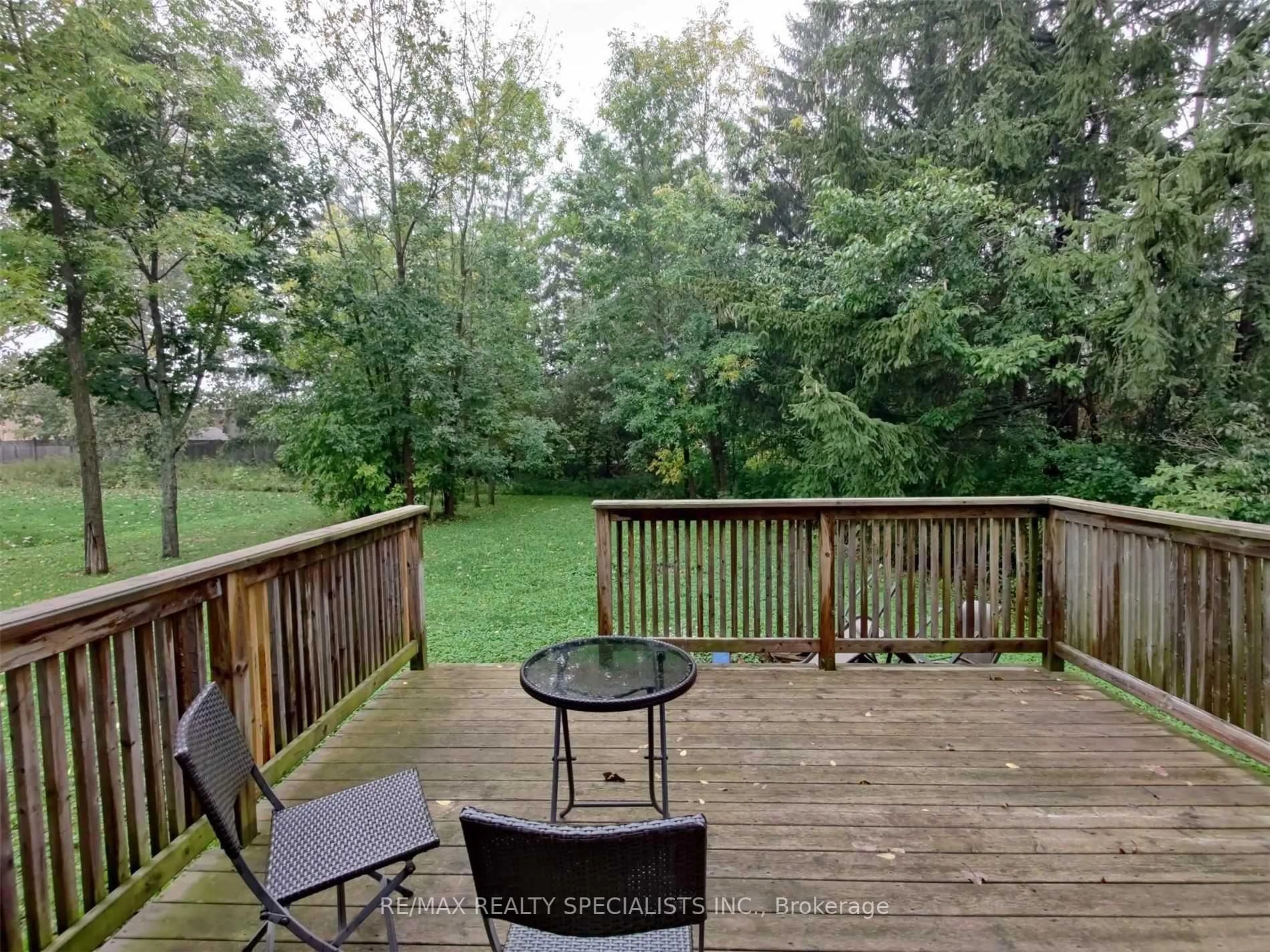 Patio, forest/trees view for 607 First Ave, Welland Ontario L3C 6Z8
