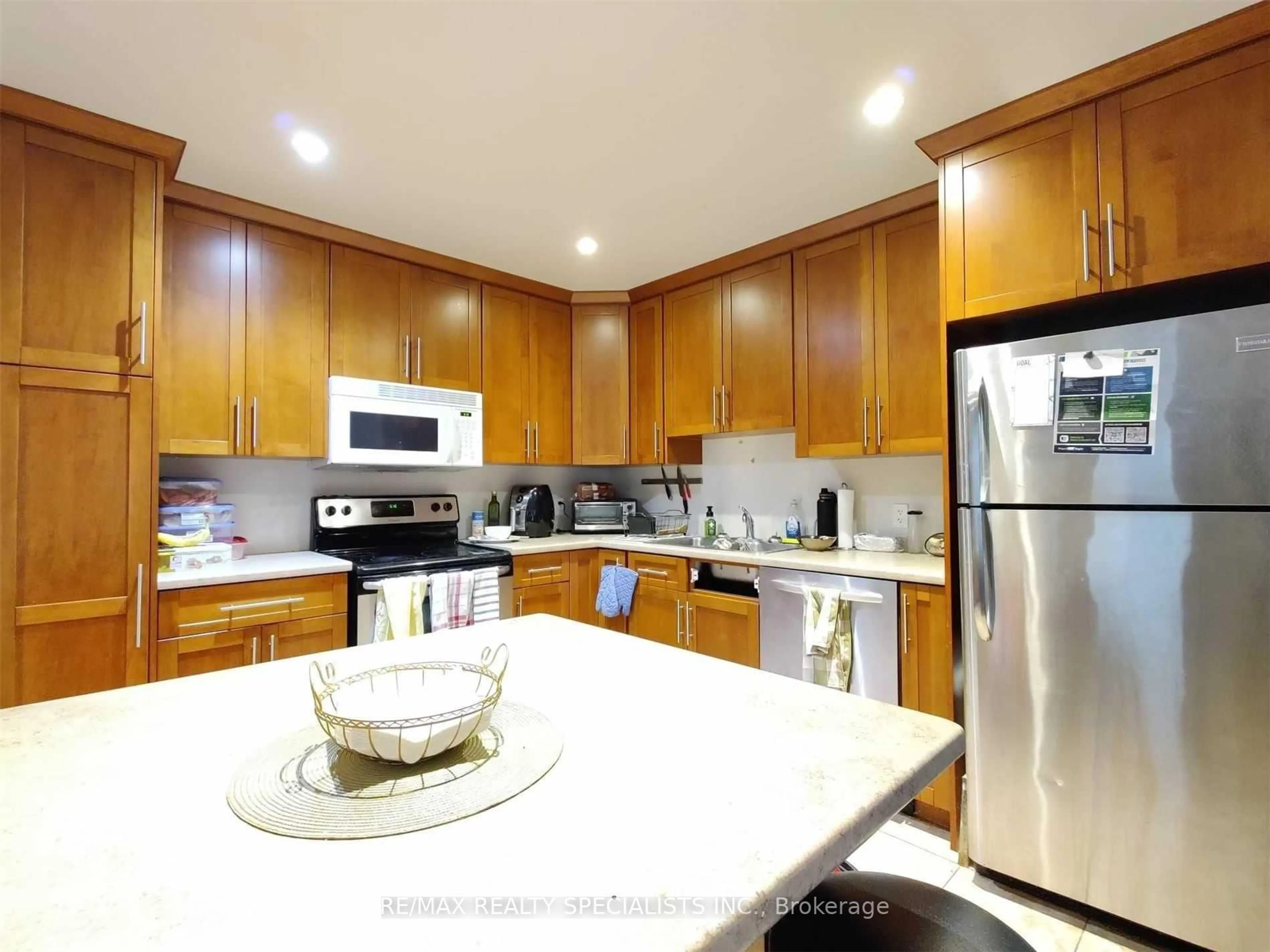 Standard kitchen, unknown for 607 First Ave, Welland Ontario L3C 6Z8
