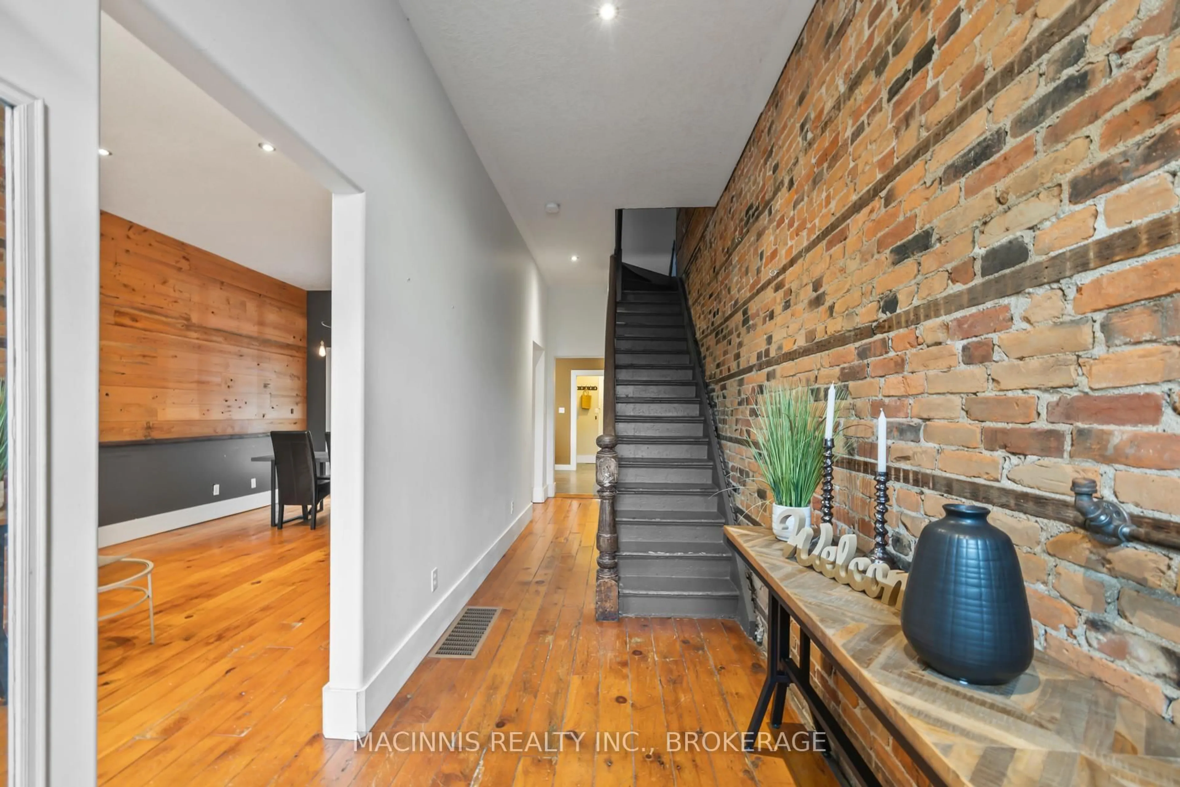 Indoor entryway for 64 Bay St, Kingston Ontario K7K 1H6