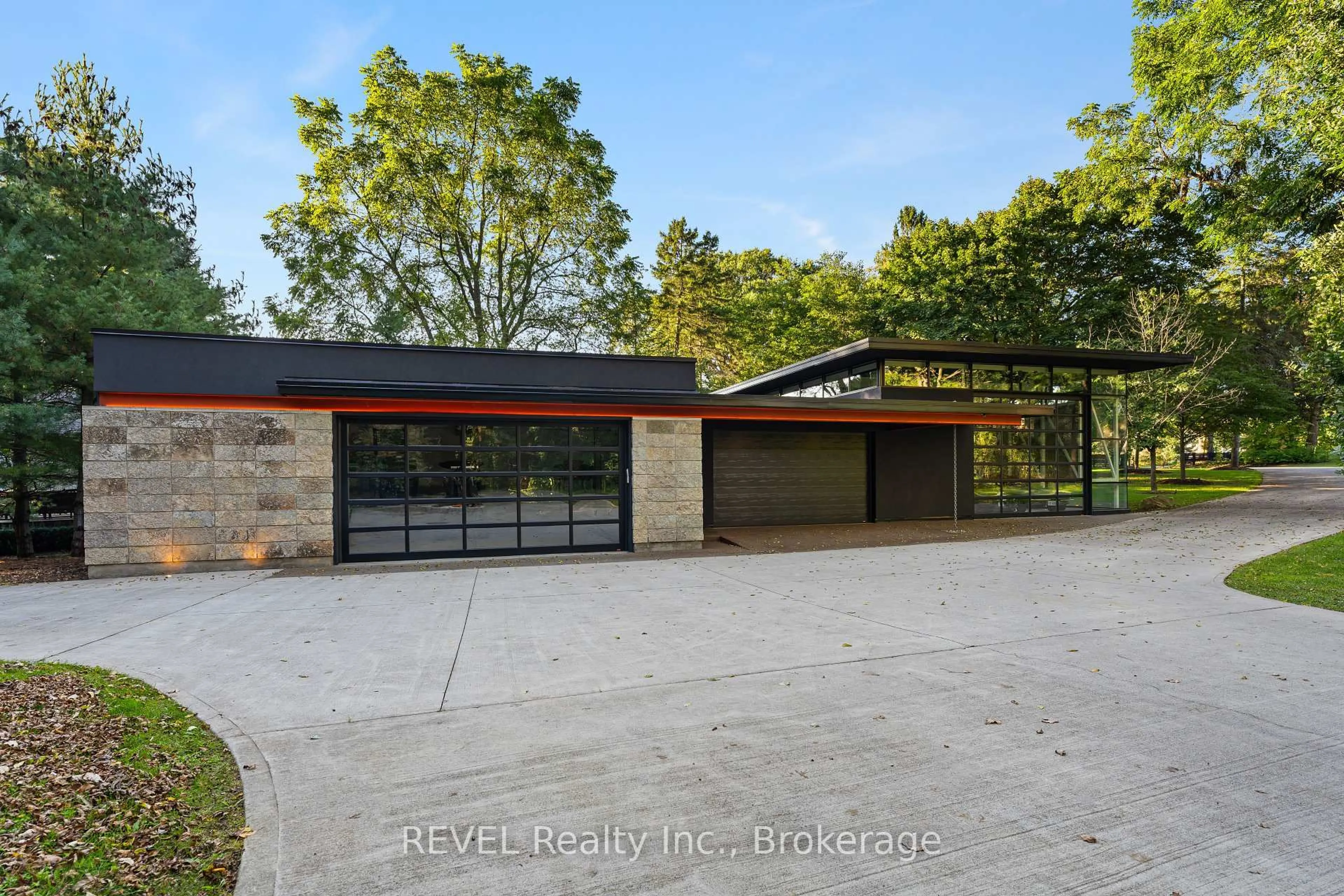 Indoor garage for 250 Canboro Rd, Pelham Ontario L0S 1M0