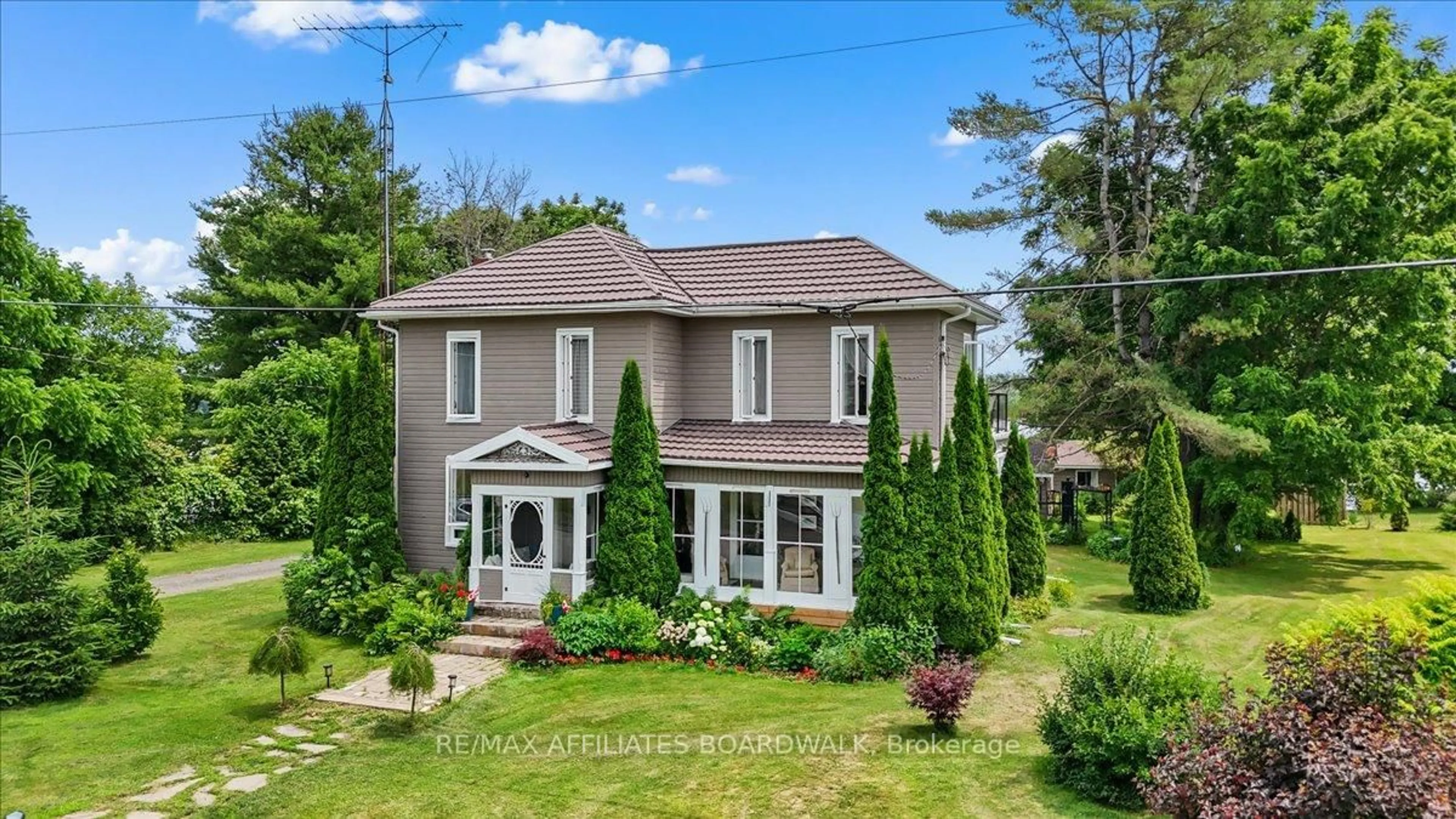 A pic from outside/outdoor area/front of a property/back of a property/a pic from drone, street for 119 Oakel St, Leeds and the Thousand Islands Ontario K0E 0A6