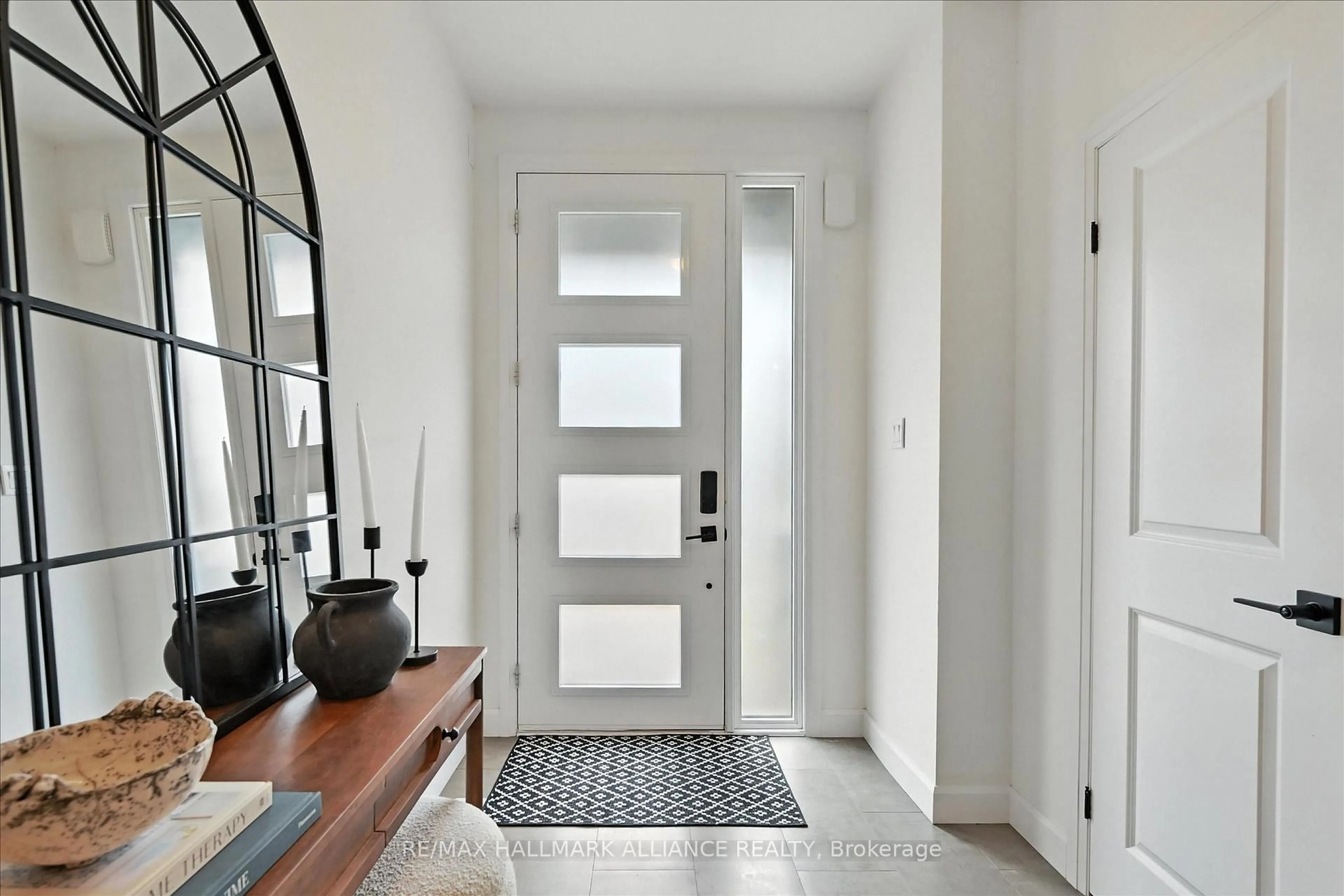 Indoor entryway for 50 Southam Lane, Hamilton Ontario L9C 0E9