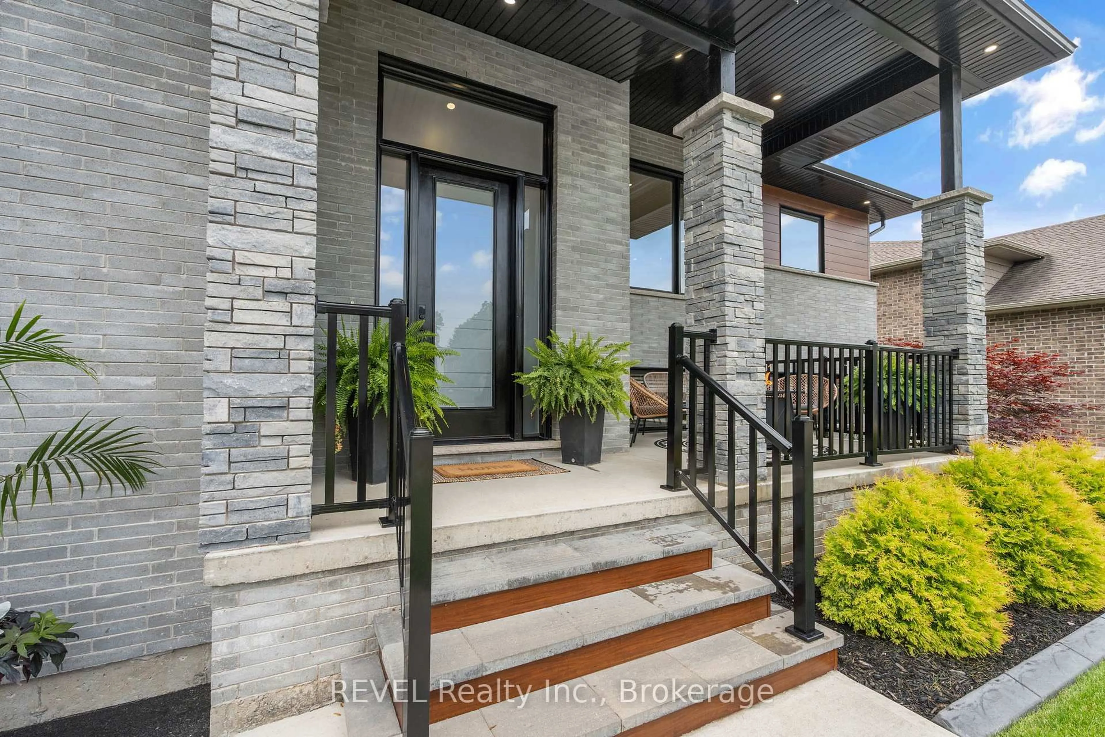 Indoor entryway for 704 Clarence St, Port Colborne Ontario L3K 0A8