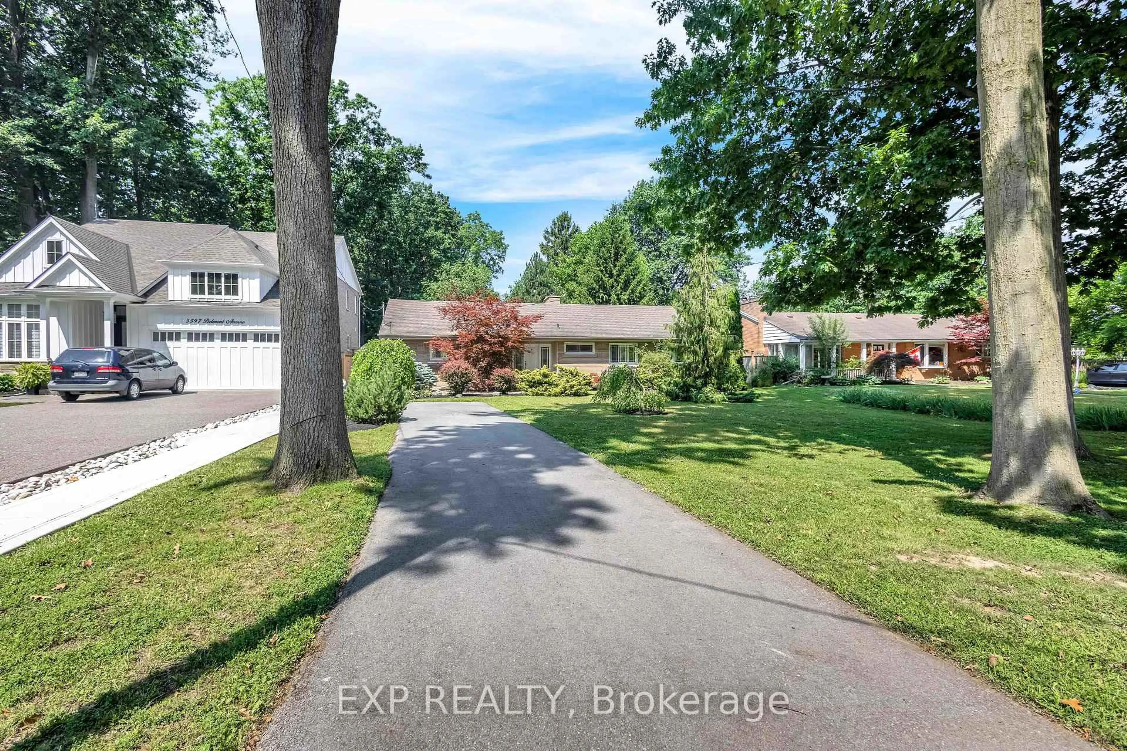 A pic from outside/outdoor area/front of a property/back of a property/a pic from drone, street for 5585 Belmont Ave, Niagara Falls Ontario L2H 1J8