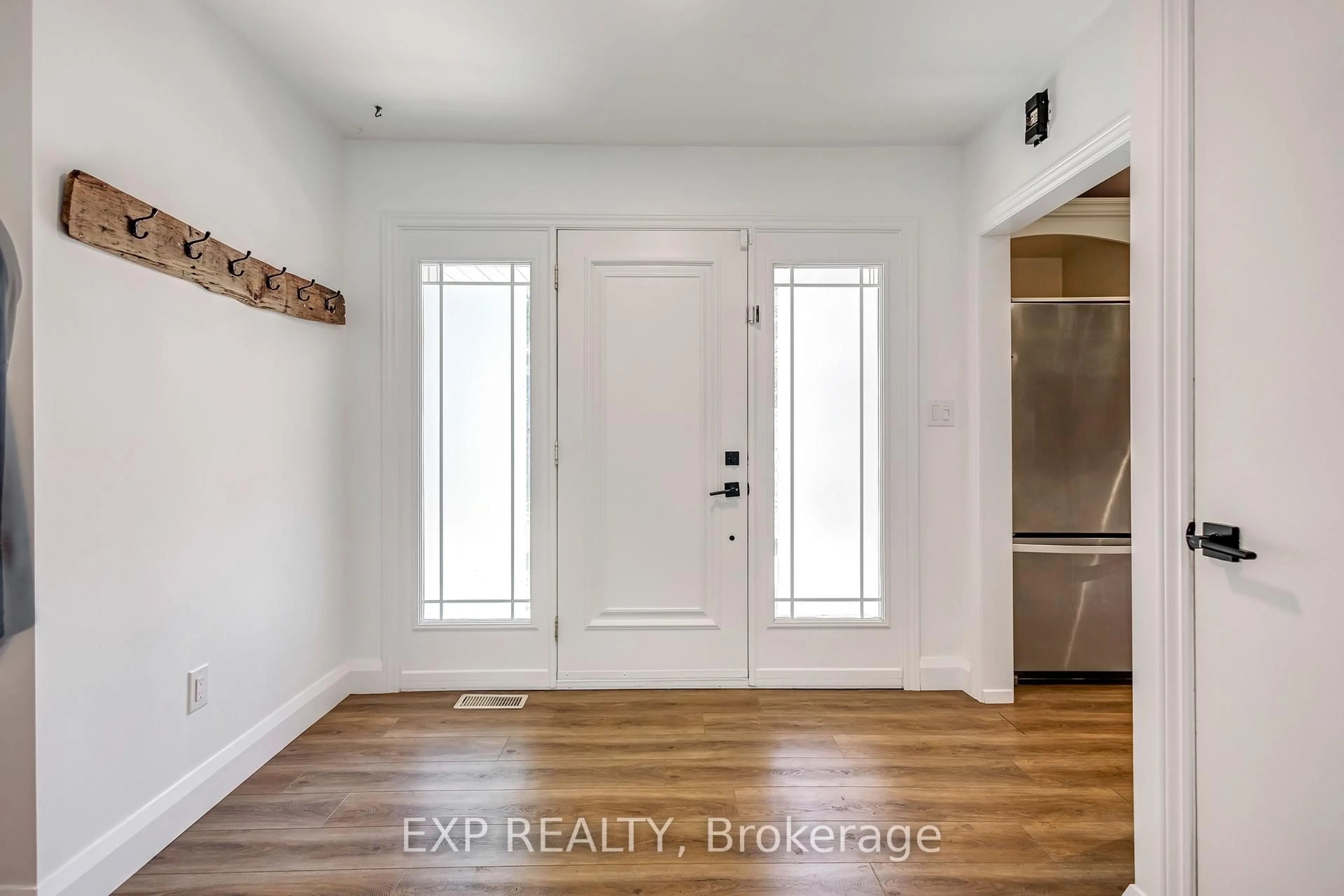 Indoor entryway for 5585 Belmont Ave, Niagara Falls Ontario L2H 1J8