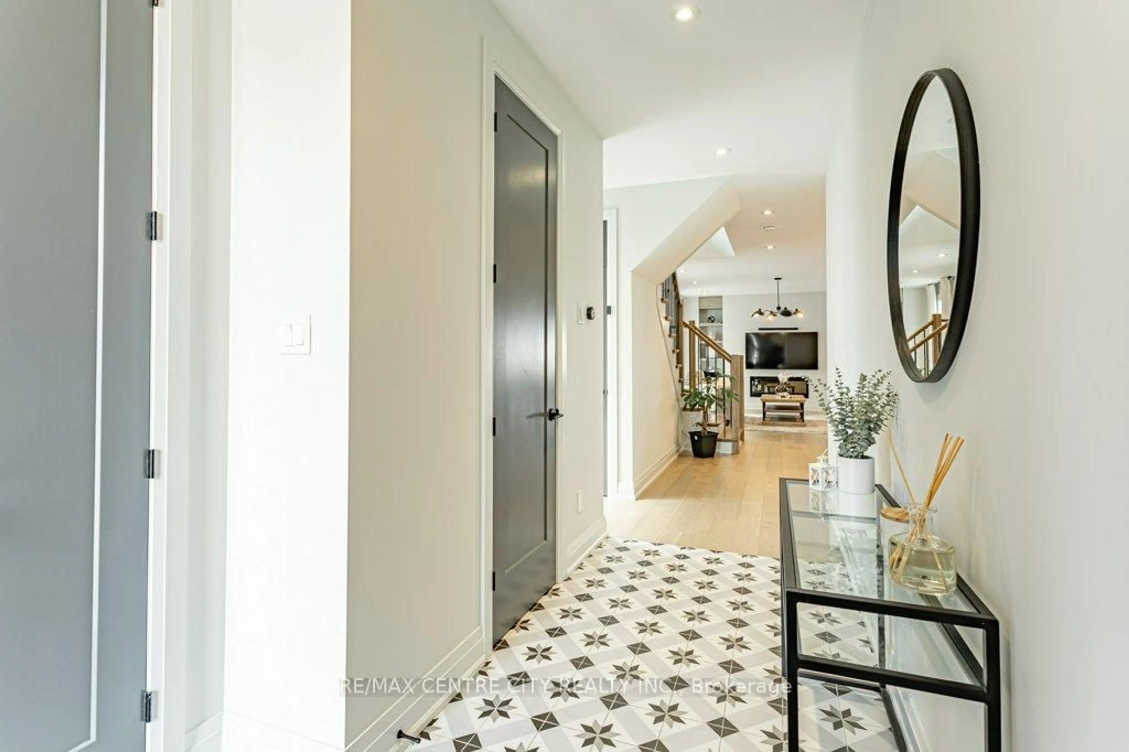 Indoor entryway for 2336 Tokala Tr, London North Ontario N6G 0V6
