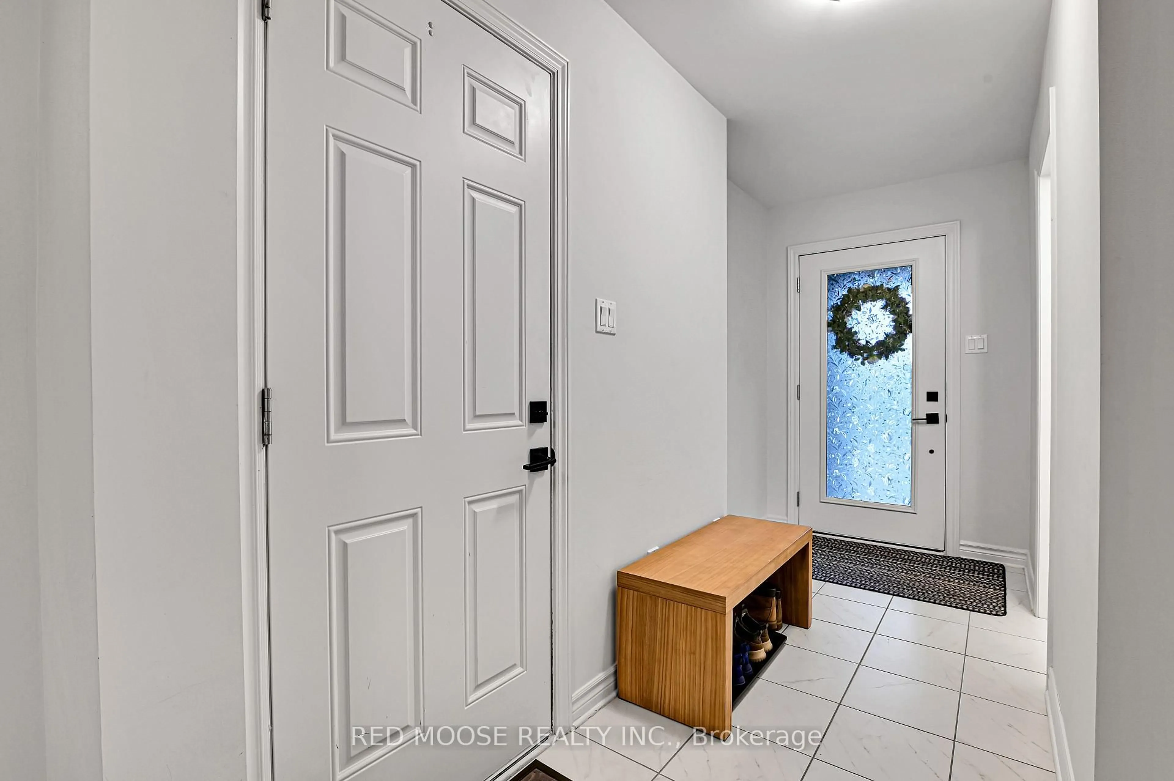 Indoor entryway for 877 Couloir Rd, Ottawa Ontario K1W 0P5
