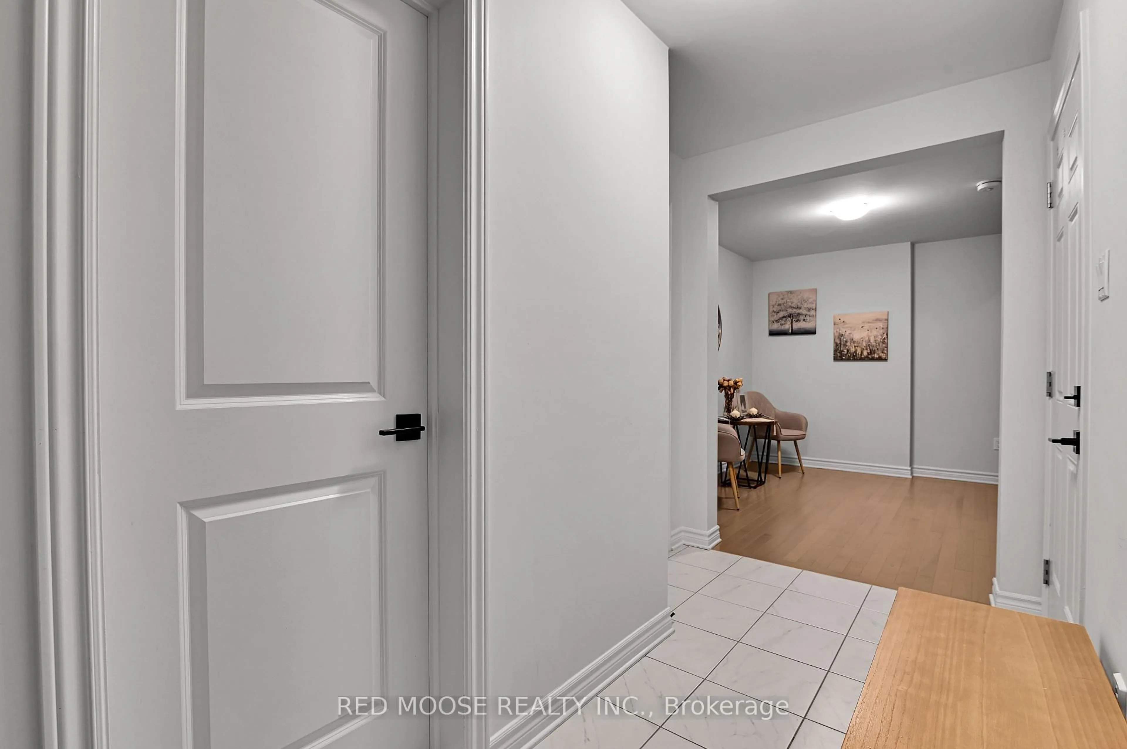 Indoor entryway for 877 Couloir Rd, Ottawa Ontario K1W 0P5