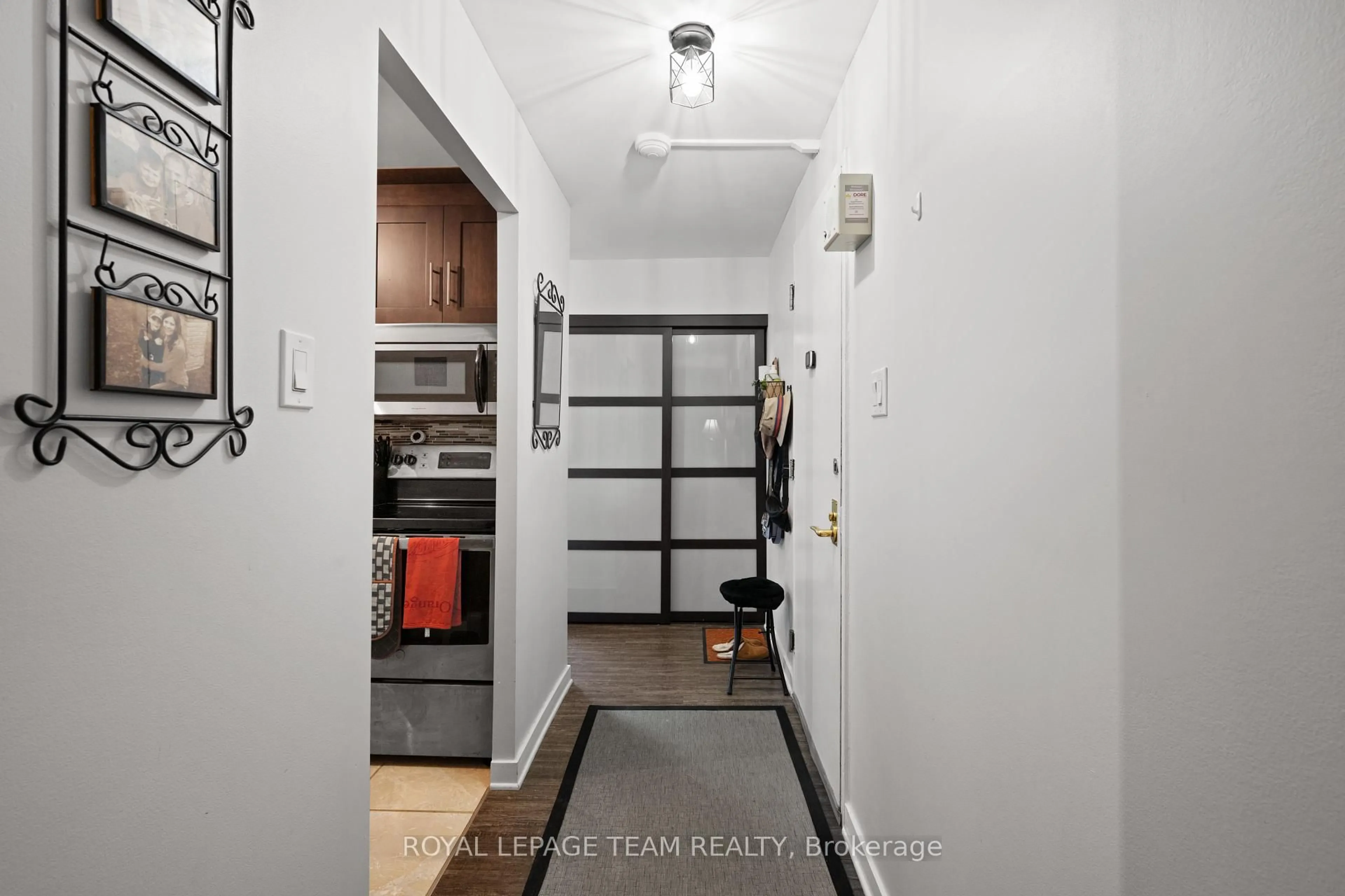 Indoor entryway for 505 St. Laurent Blvd #2406, Ottawa Ontario K1K 3X4
