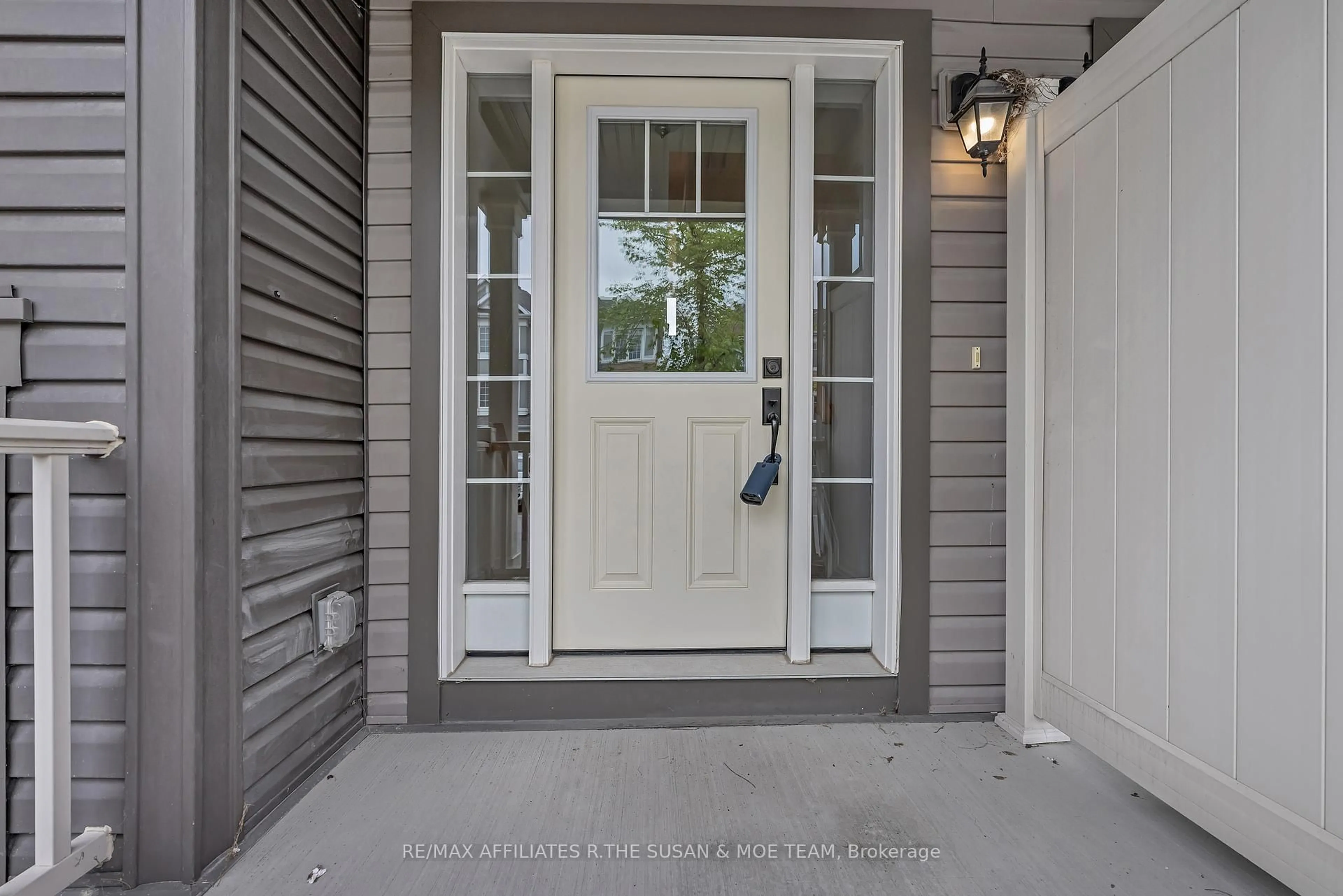 Indoor entryway for 503 Coldwater Cres, Ottawa Ontario K2M 0J4