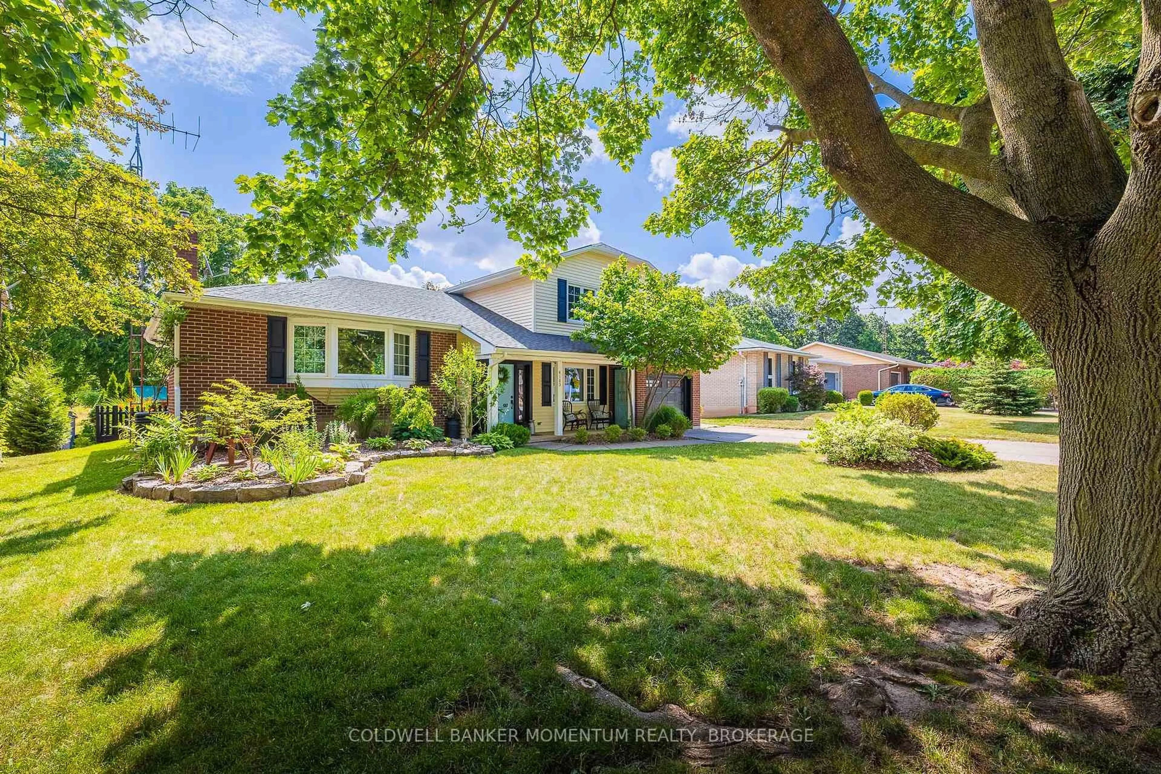 A pic from outside/outdoor area/front of a property/back of a property/a pic from drone, street for 4183 Eastdale Dr, Lincoln Ontario L3J 0N4