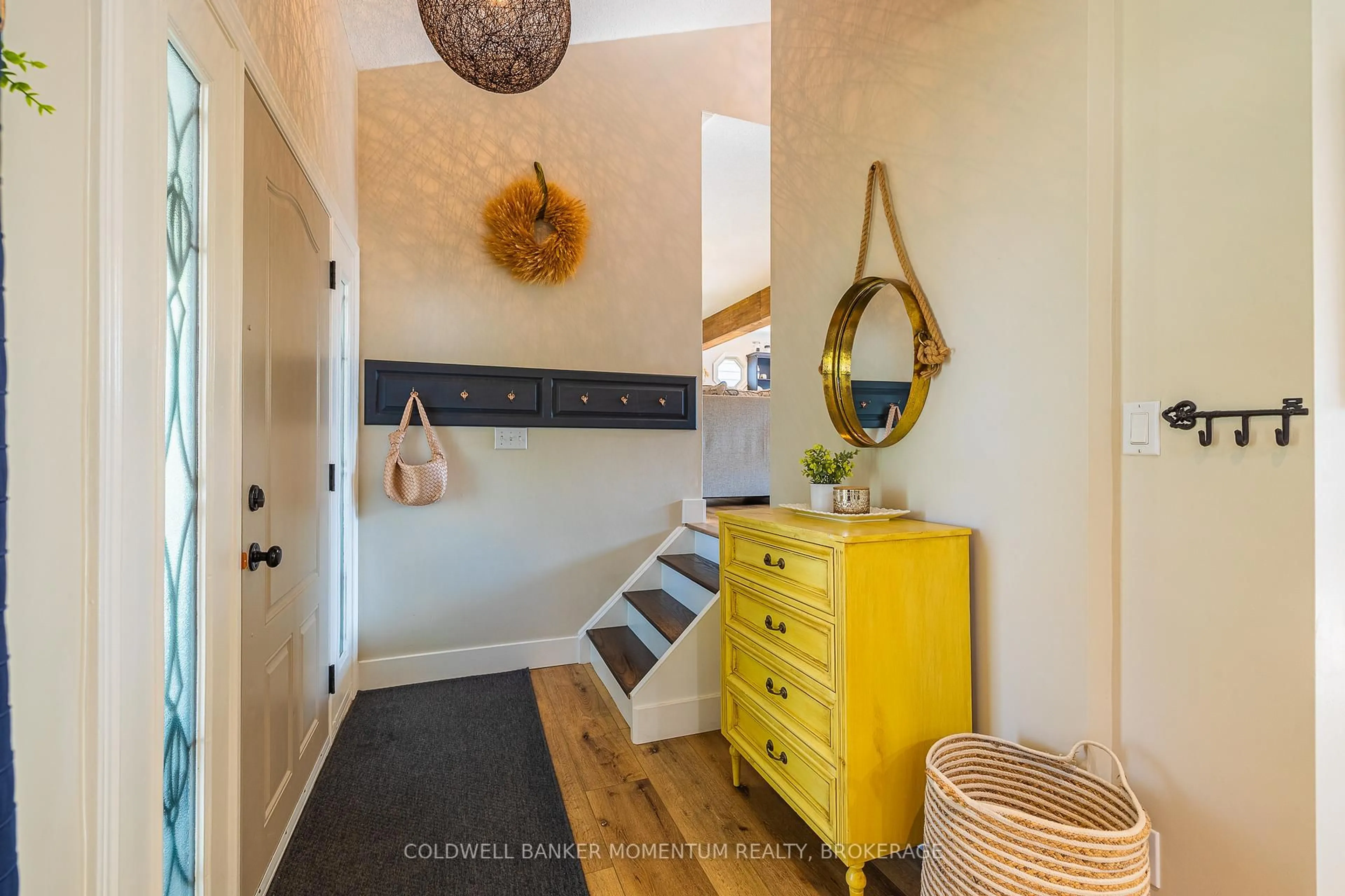 Indoor entryway for 4183 Eastdale Dr, Lincoln Ontario L3J 0N4