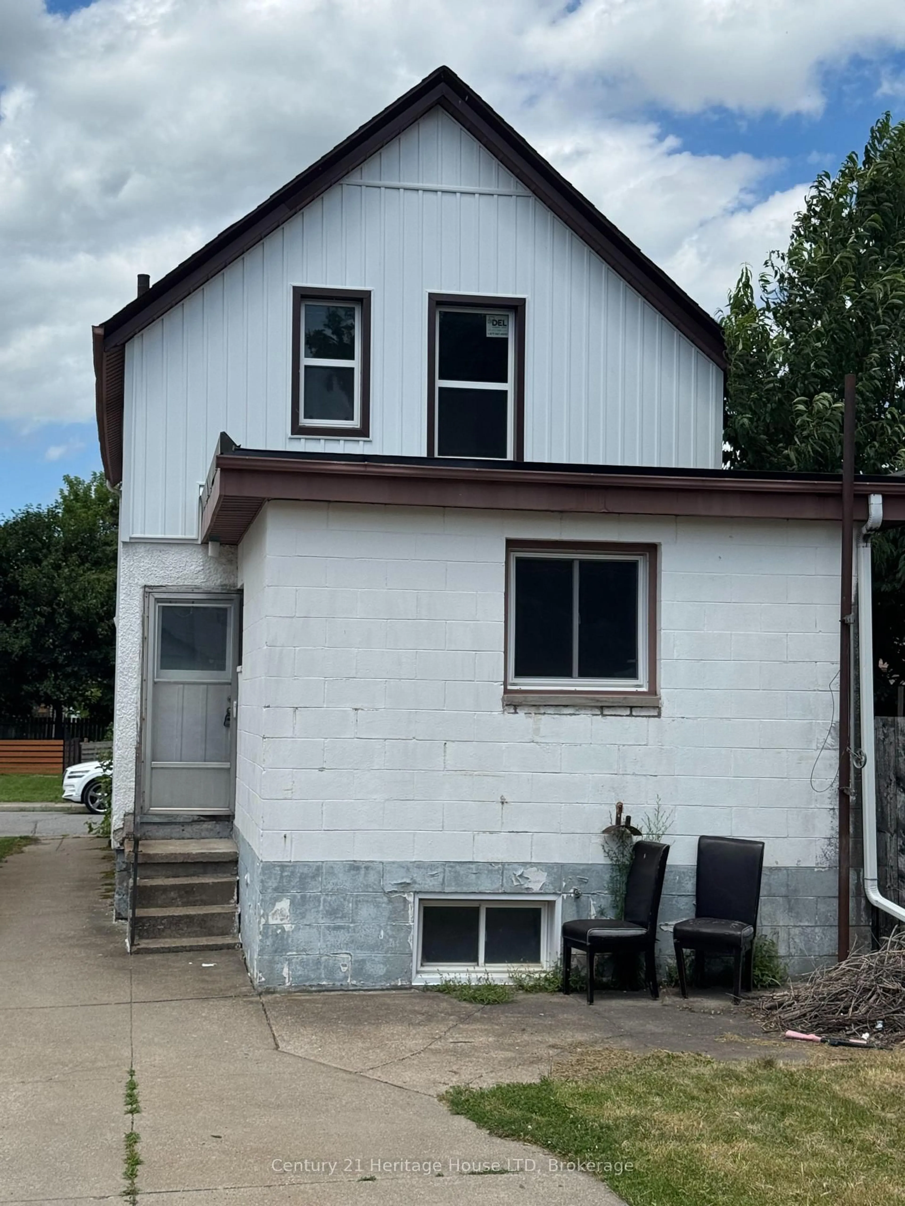 Home with vinyl exterior material, building for 4688 Ryerson Cres, Niagara Falls Ontario L2E 1E5