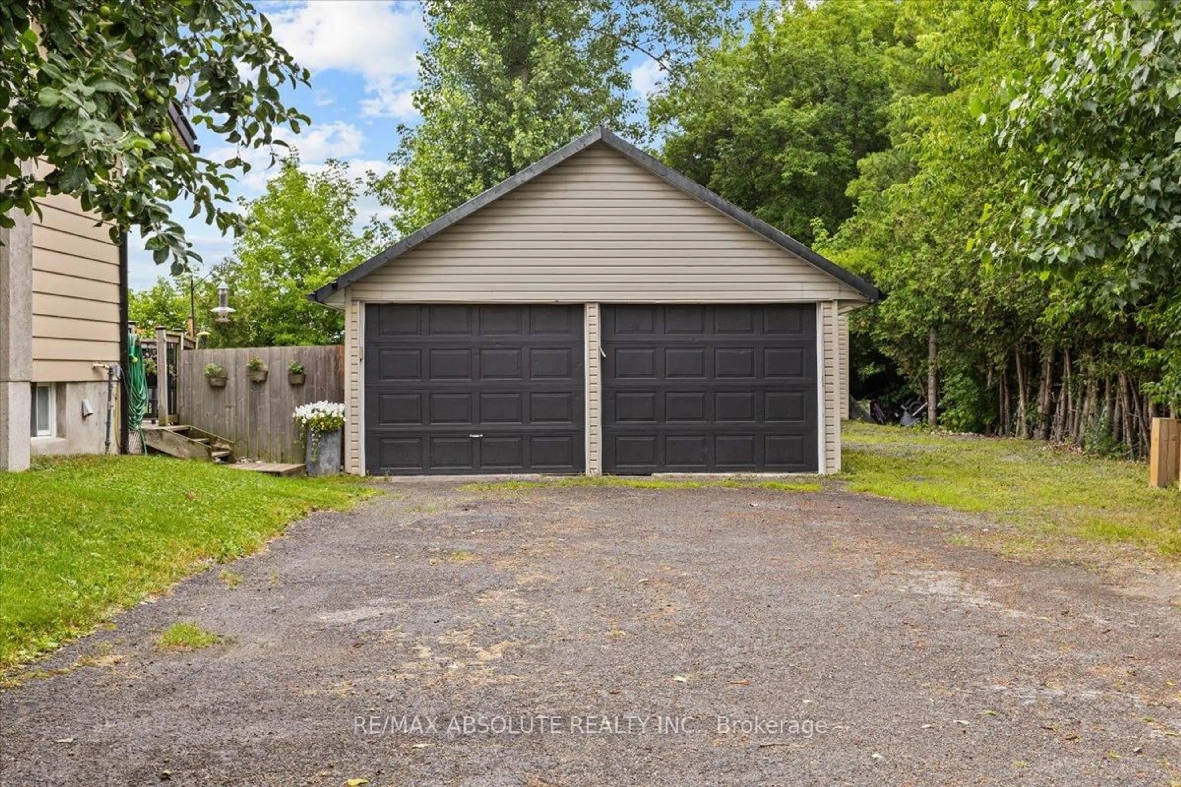 Indoor garage for 6349 Garvin Rd, Richmond Ontario K0A 2Z0