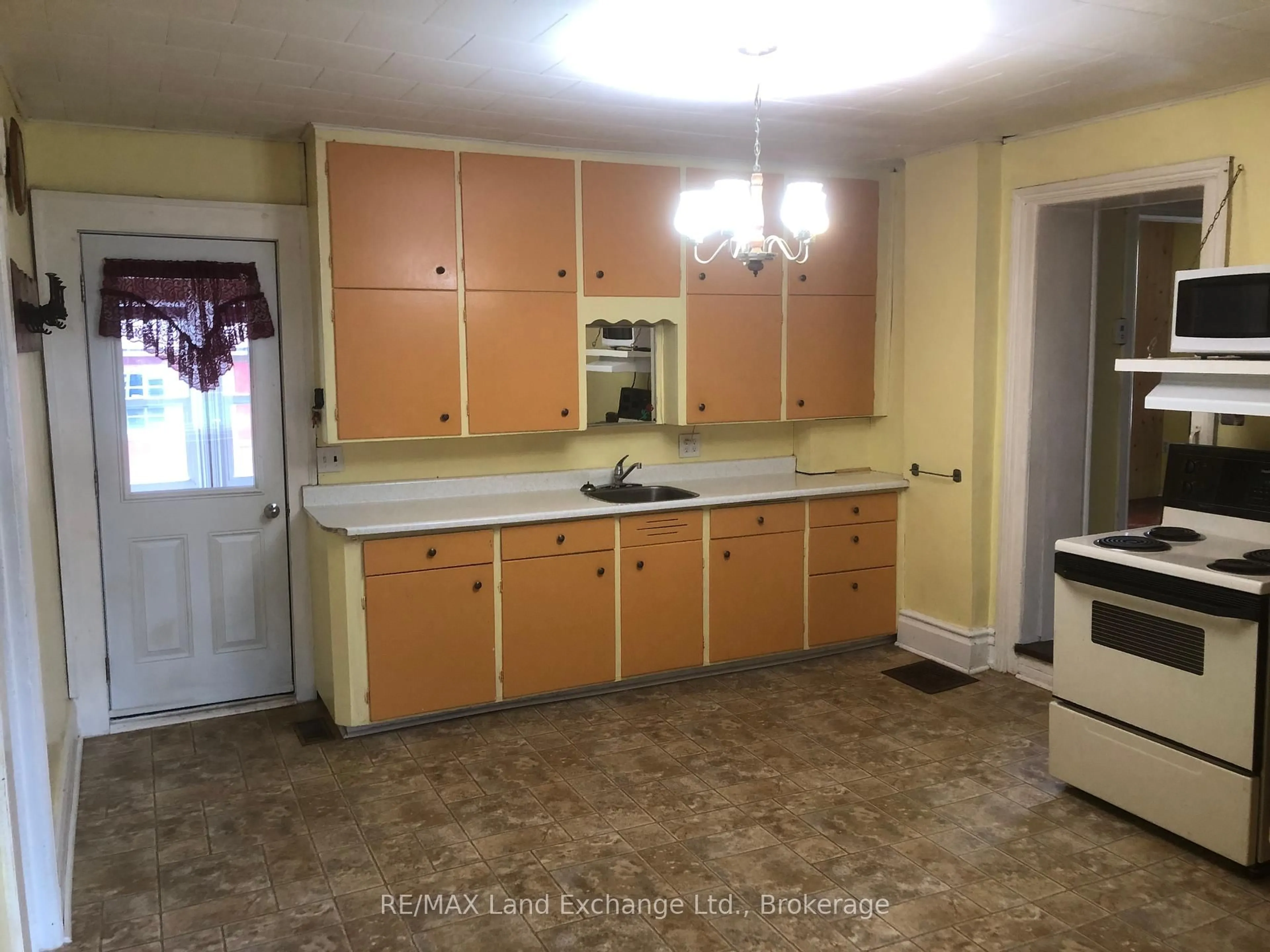 Standard kitchen, unknown for 204 Amelia St, Brockton Ontario N0G 2V0