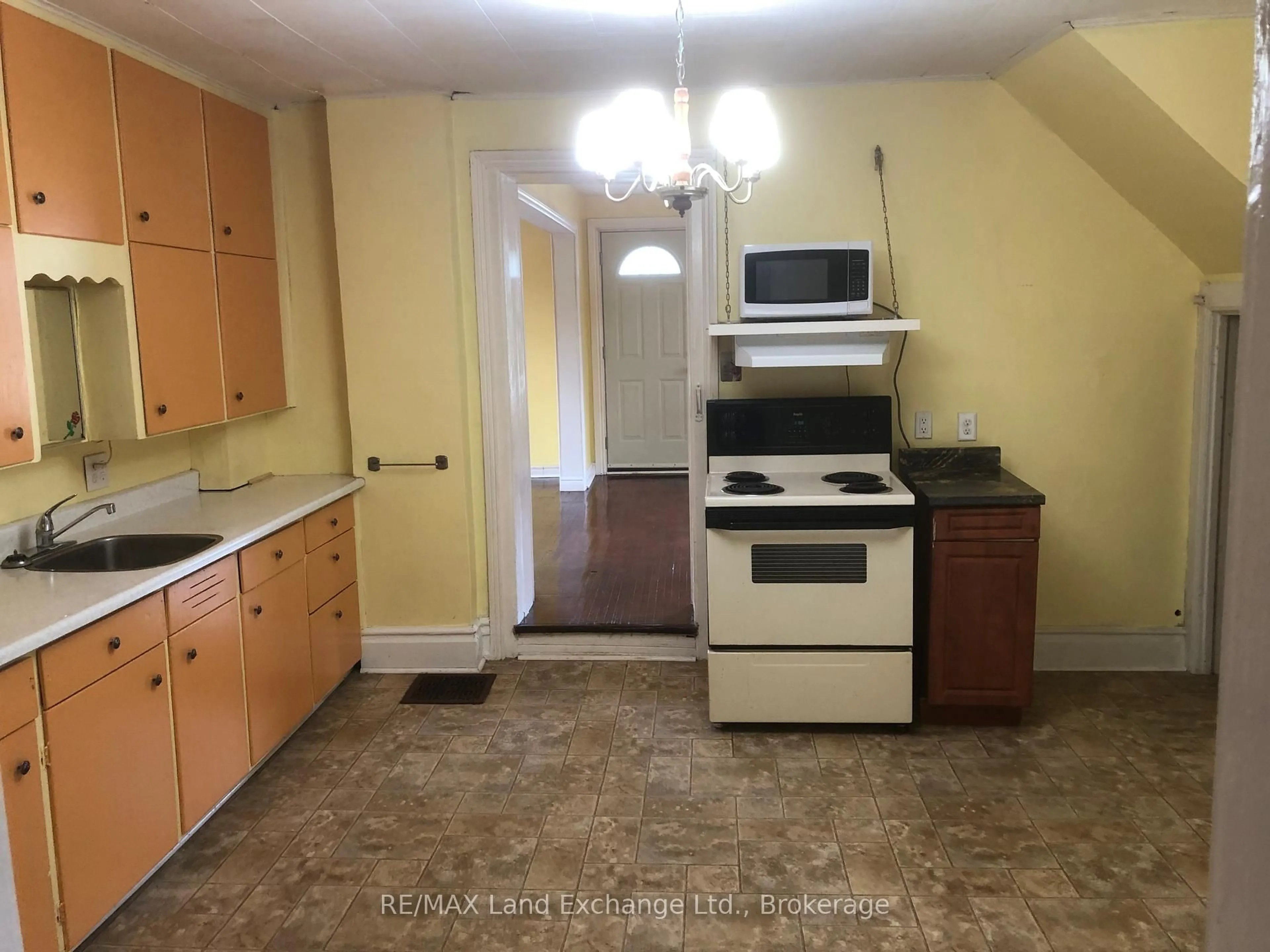 Standard kitchen, unknown for 204 Amelia St, Brockton Ontario N0G 2V0