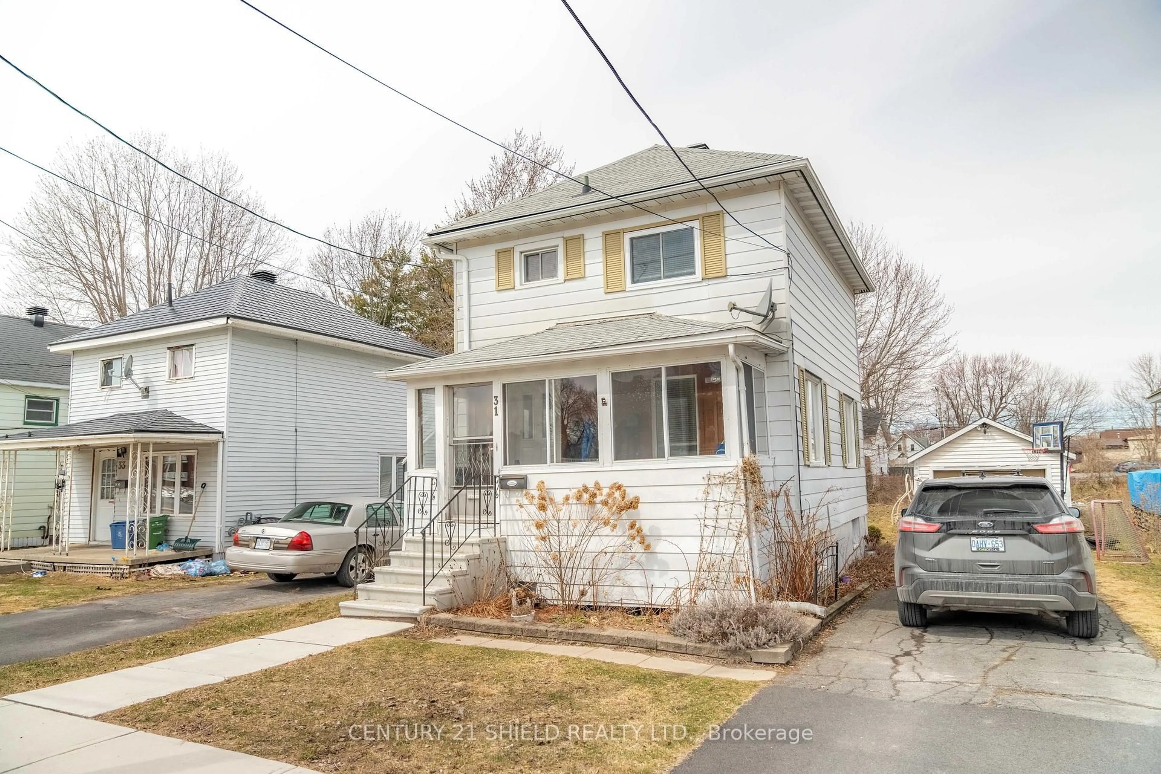 Home with vinyl exterior material, street for 31 Fifth St, Cornwall Ontario K6J 2T5