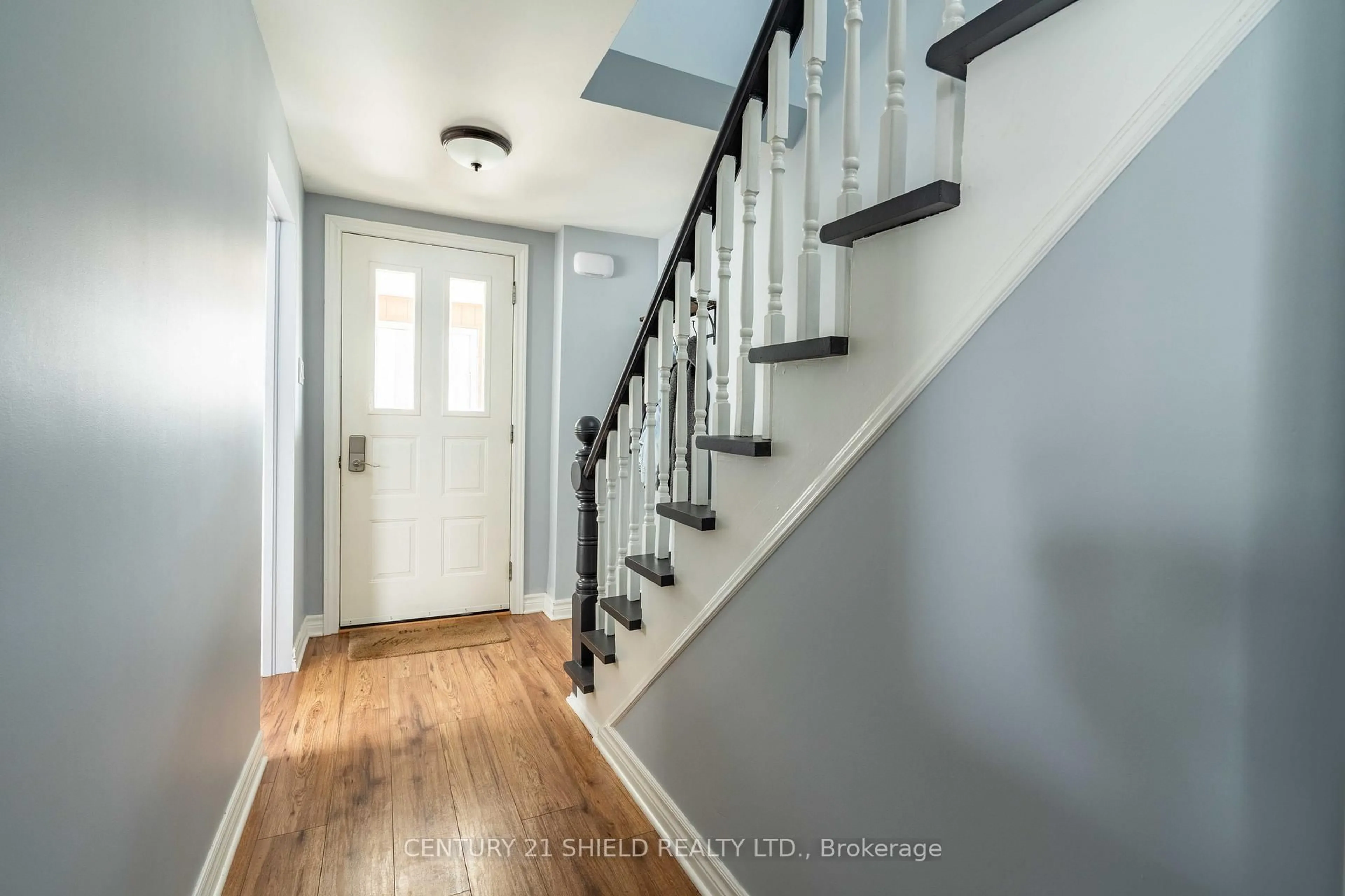 Indoor entryway for 31 Fifth St, Cornwall Ontario K6J 2T5