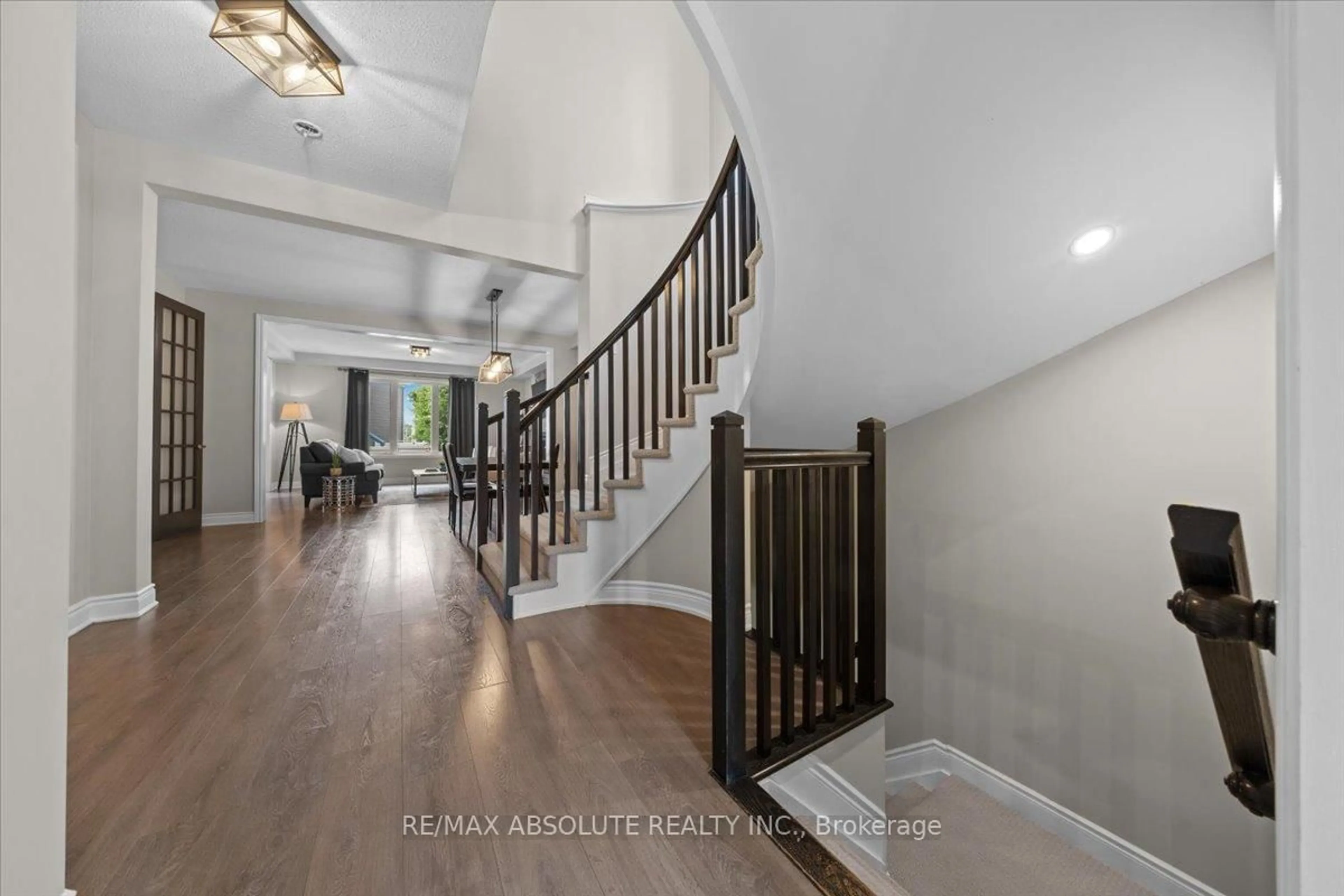 Indoor entryway for 778 Rosehill Ave, Ottawa Ontario K2S 1B9