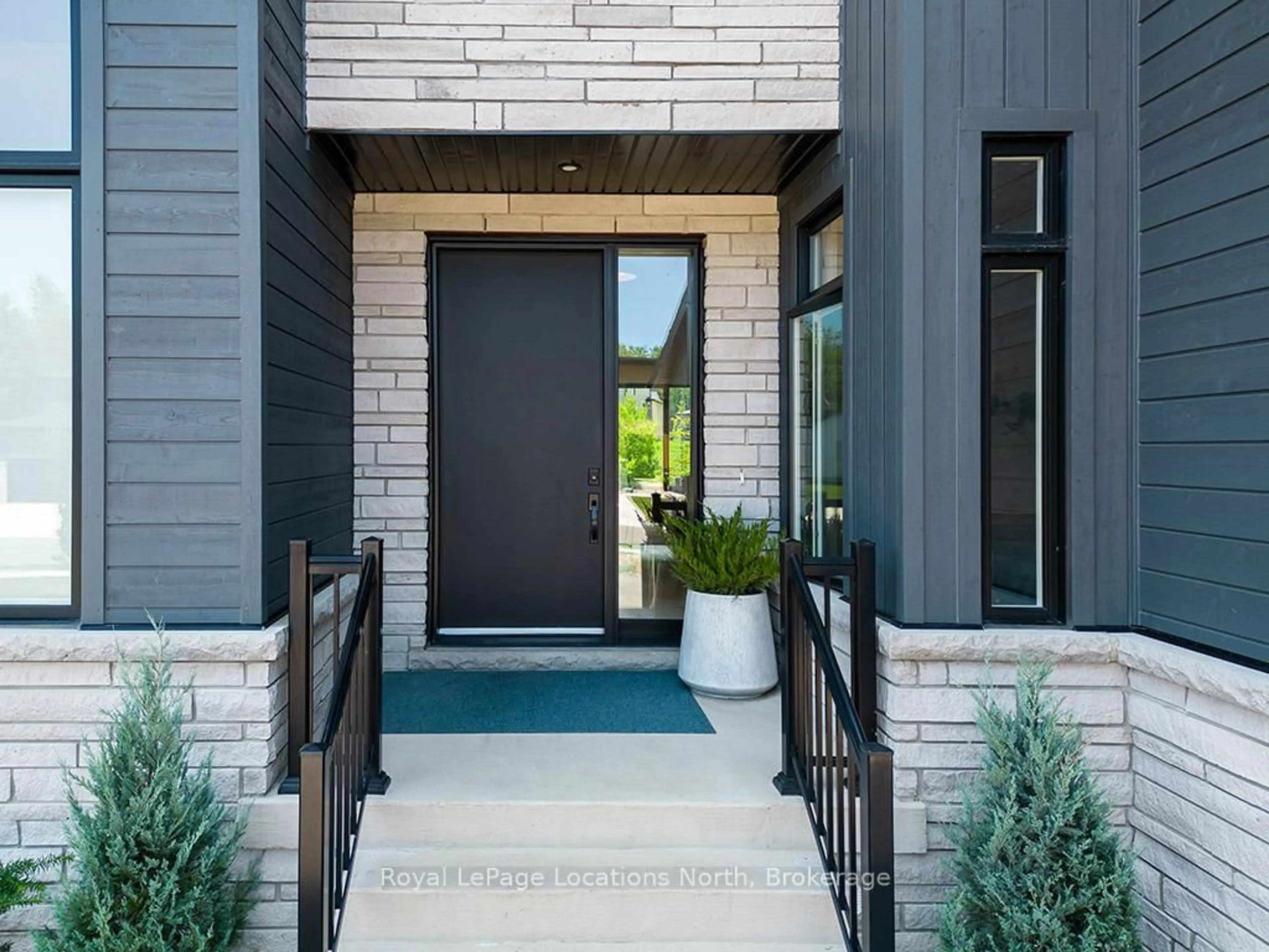 Indoor entryway for 122 Tekiah Rd, Blue Mountains Ontario N0H 1J0