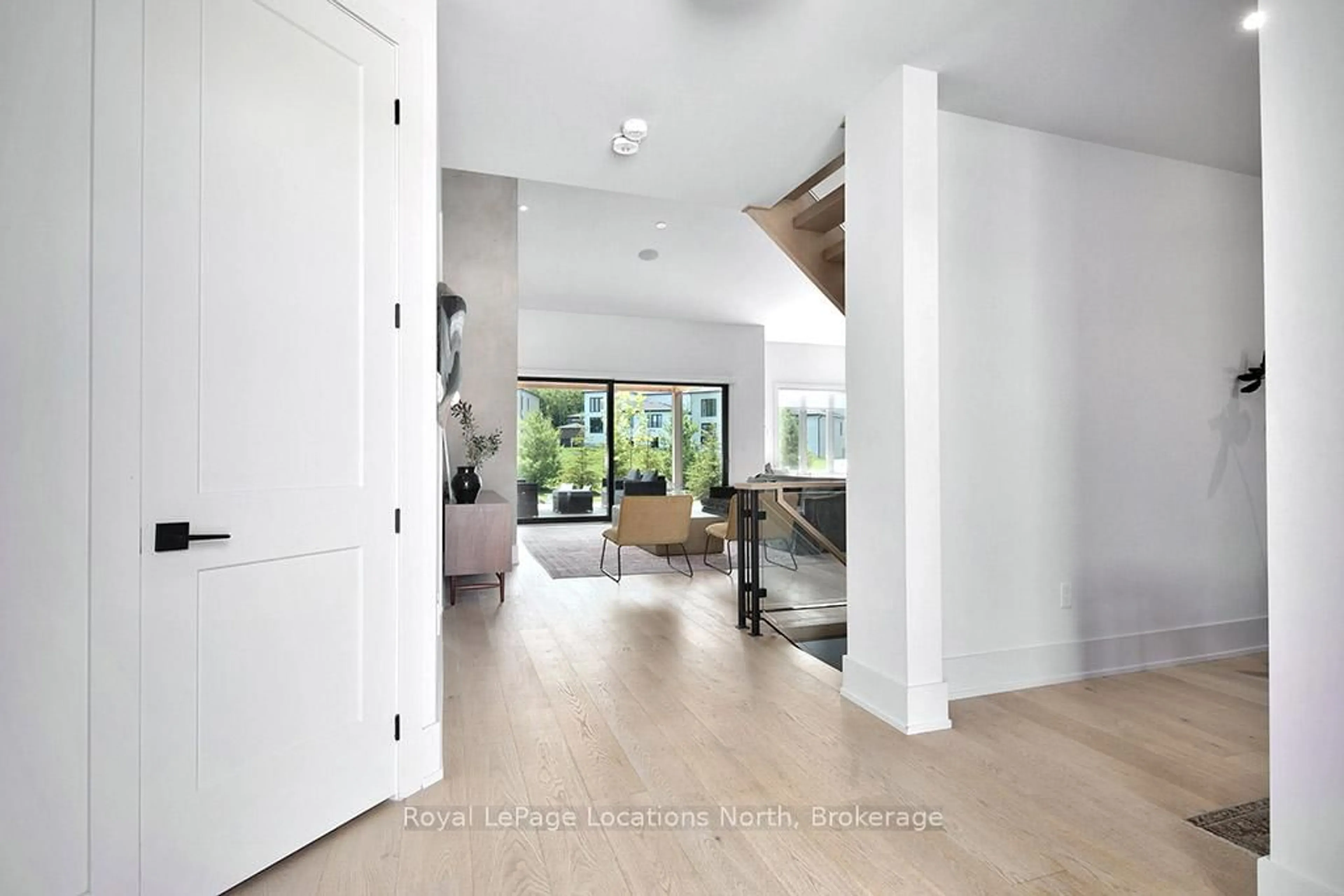 Indoor entryway for 122 Tekiah Rd, Blue Mountains Ontario N0H 1J0