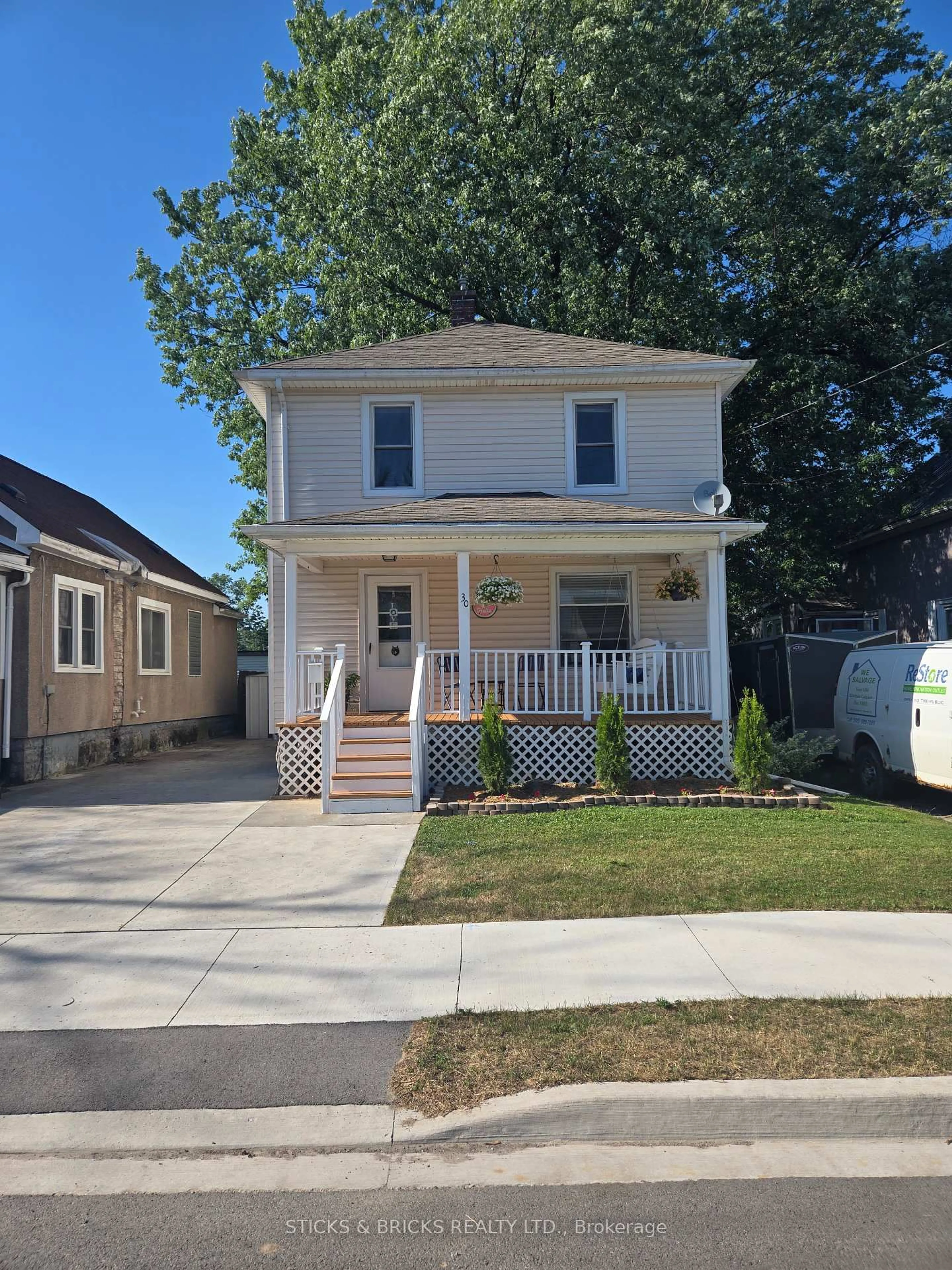 Home with vinyl exterior material, street for 30 Margaret St, Welland Ontario L3C 3Z7