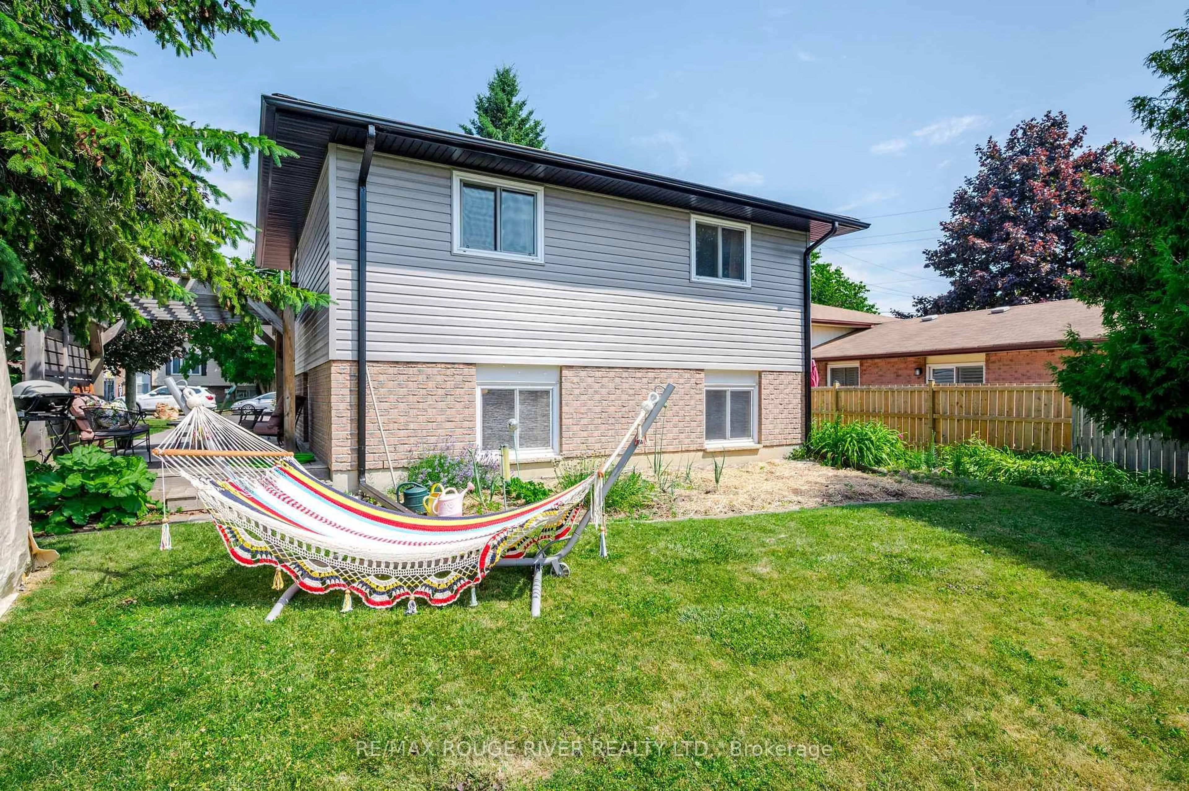 Patio, street for 875 Westwood Cres, Cobourg Ontario K9A 5B3
