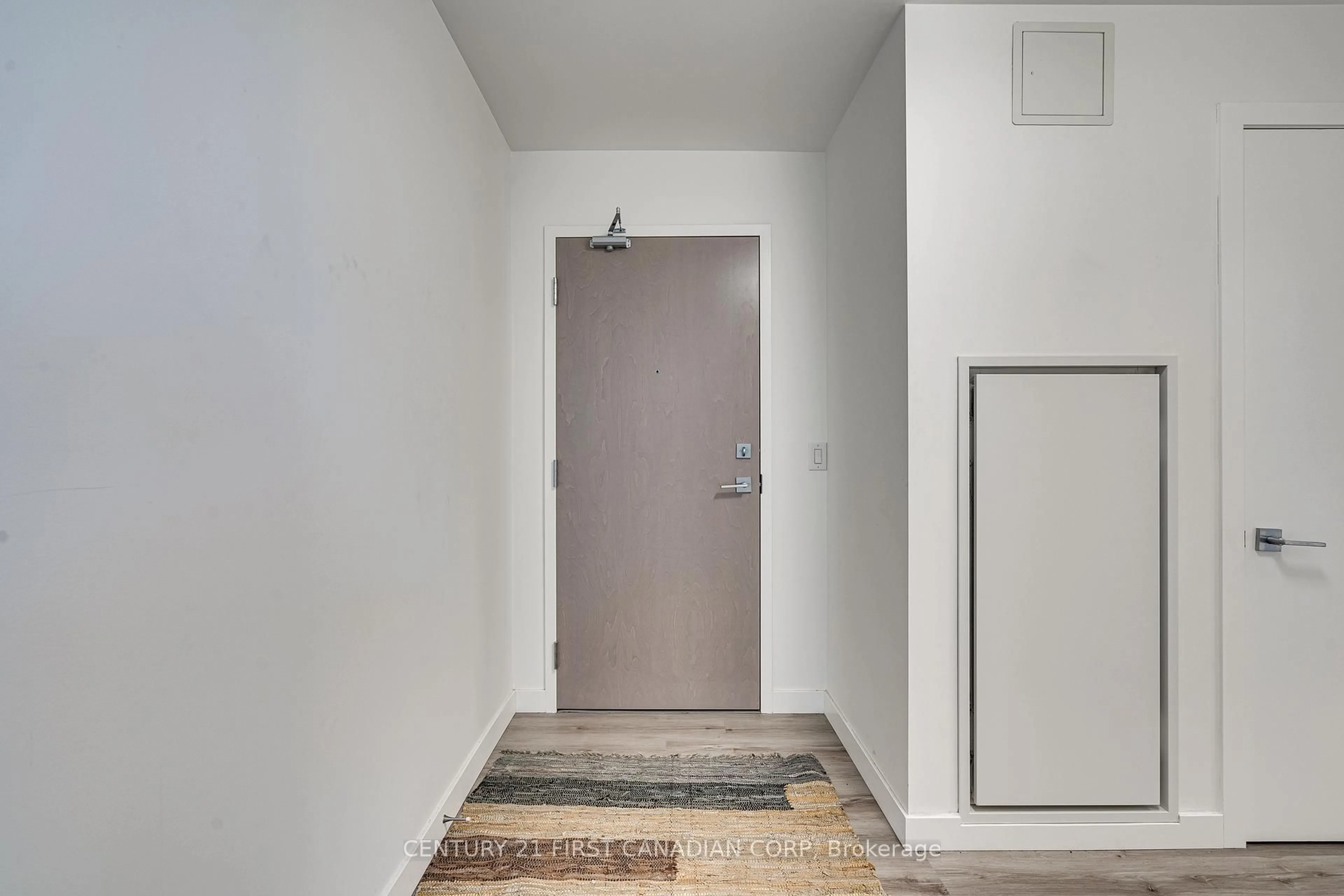 Indoor entryway for 455 Charlton Ave #103, Hamilton Ontario L8N 0B2