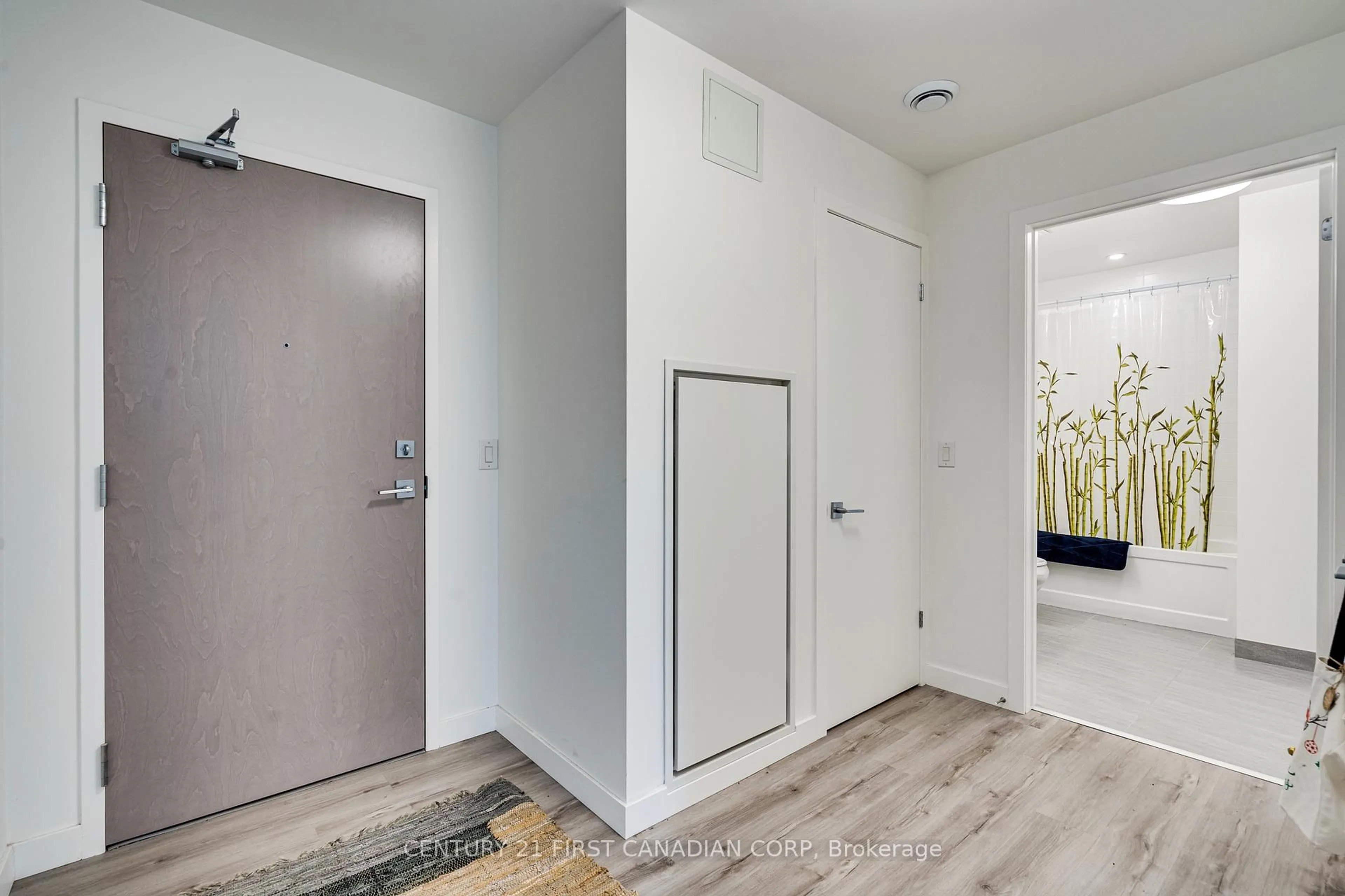 Indoor entryway for 455 Charlton Ave #103, Hamilton Ontario L8N 0B2