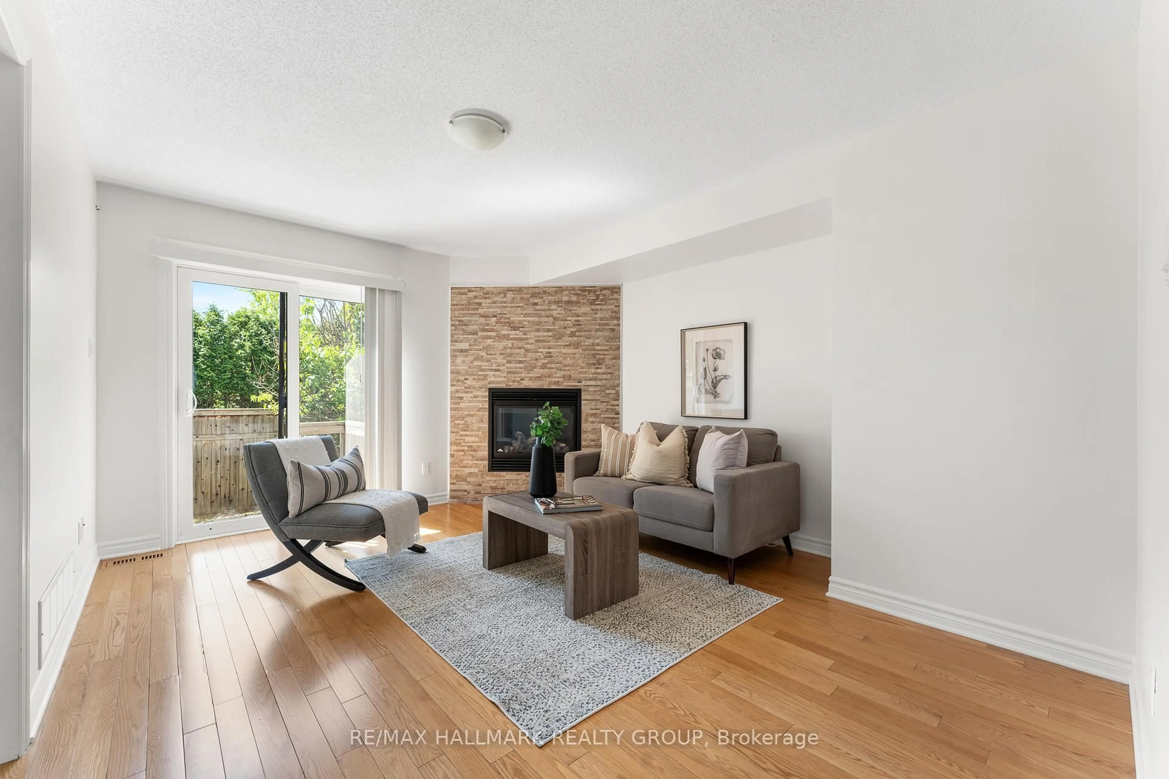Living room with furniture, unknown for 118 Brilia Private, Ottawa Ontario K1J 0B7