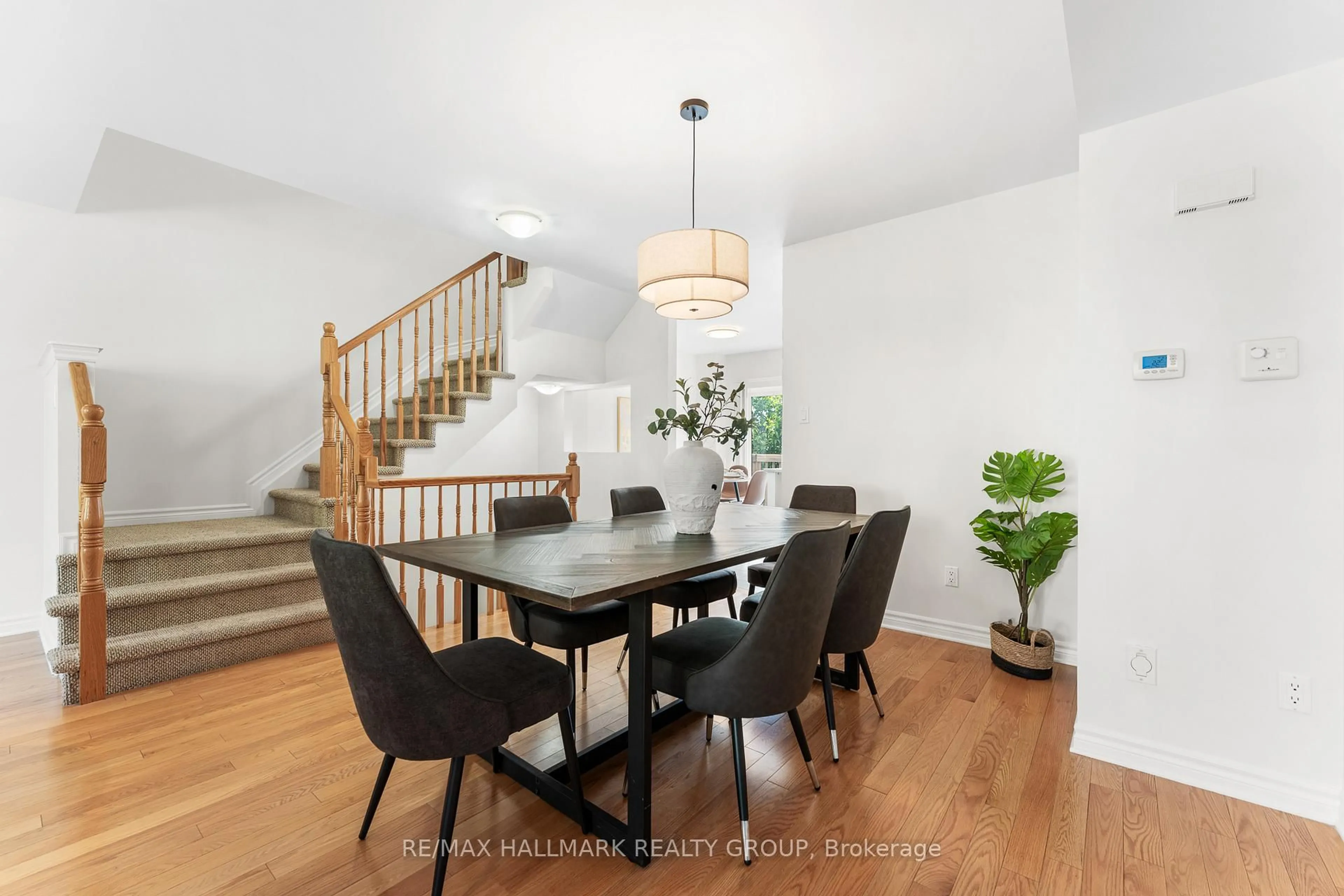 Dining room, wood/laminate floor for 118 Brilia Private, Ottawa Ontario K1J 0B7