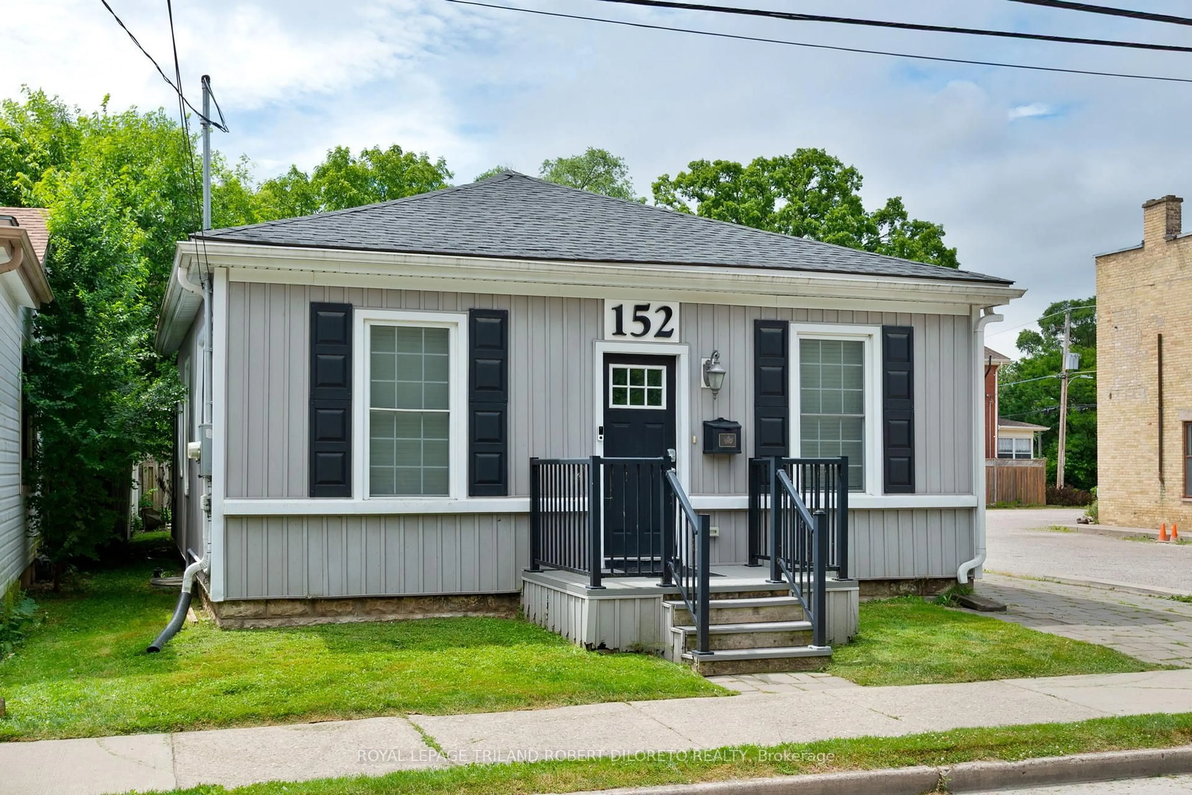 Home with vinyl exterior material, street for 152 Wilson Ave, London North Ontario N6H 1X7