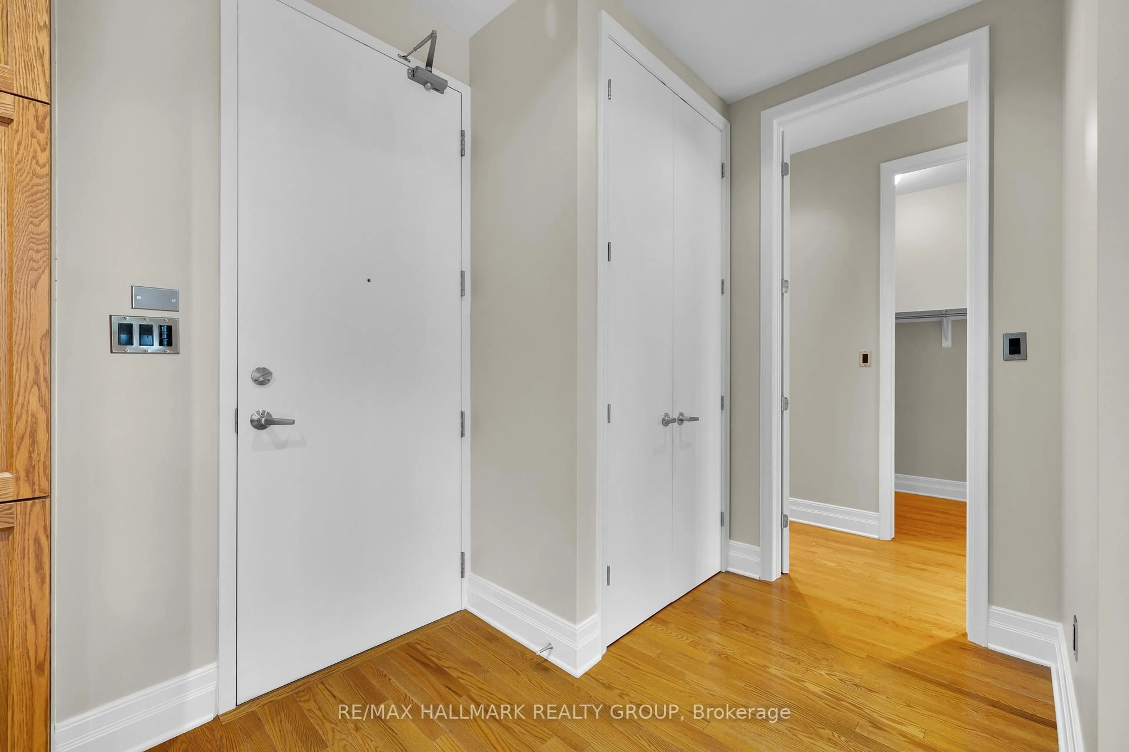 Indoor entryway for 330 Loretta Ave #PH5, Ottawa Ontario K1S 4E8