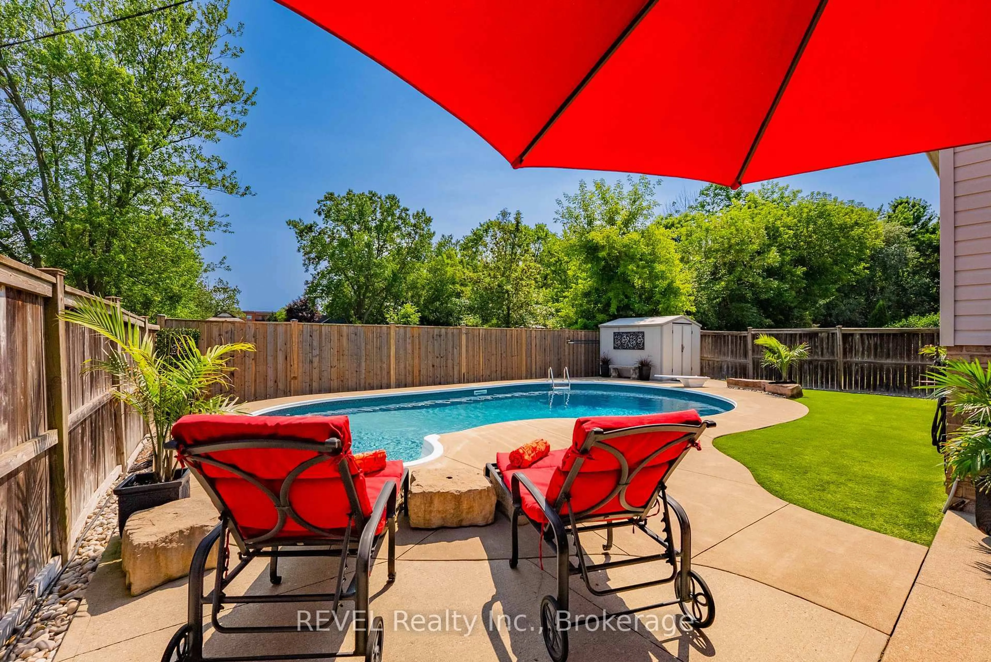Patio, water/lake/river/ocean view for 35 Hunter Dr, Welland Ontario L3C 7L6