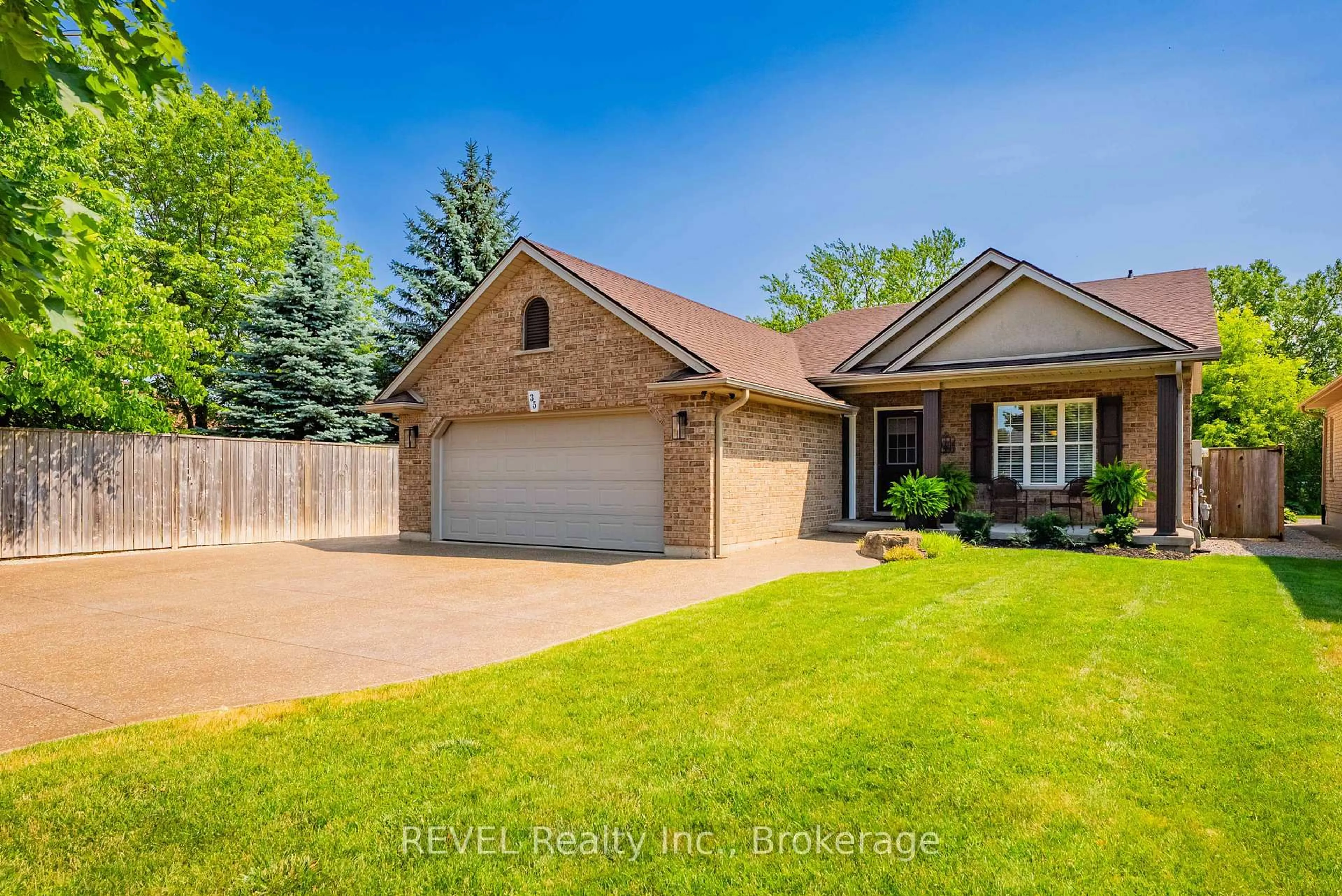 Home with brick exterior material, street for 35 Hunter Dr, Welland Ontario L3C 7L6