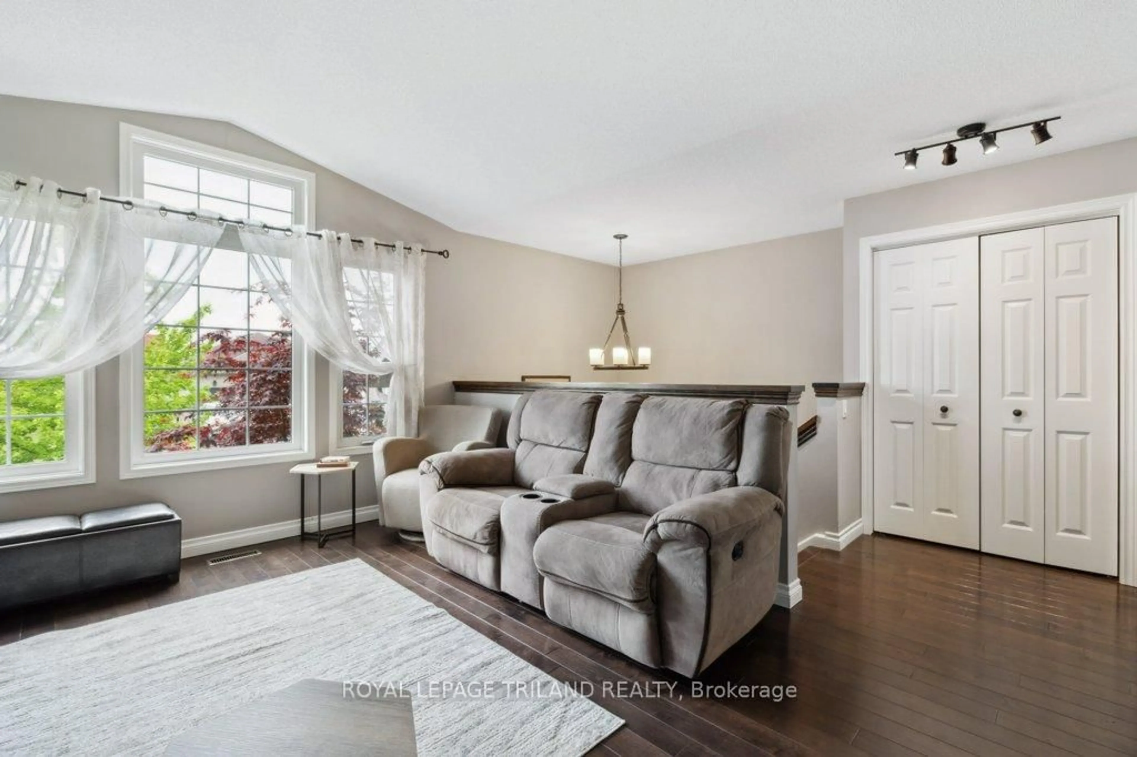 Living room with furniture, unknown for 10 Schreyer Dr, St. Thomas Ontario N5R 6E8