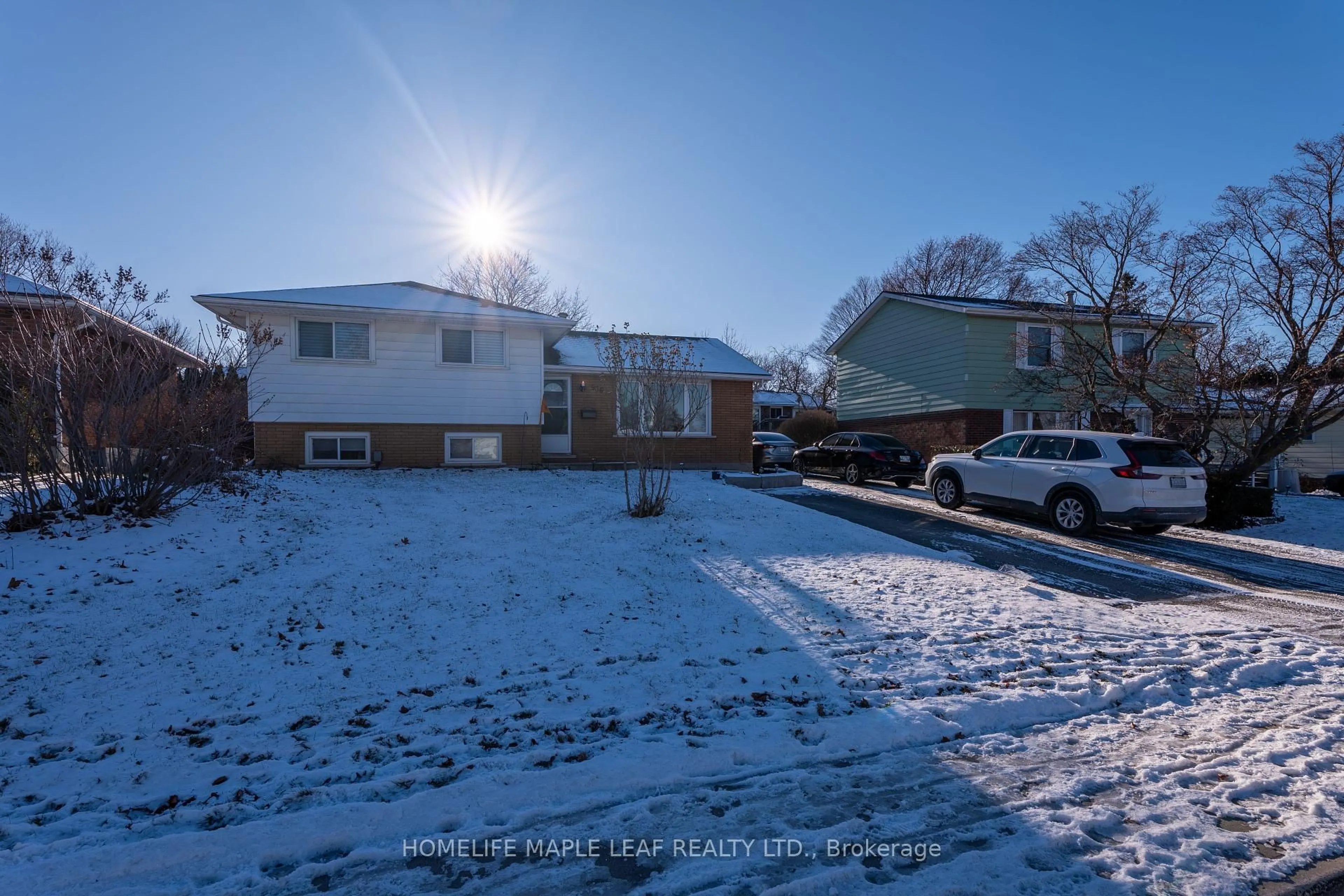 A pic from outside/outdoor area/front of a property/back of a property/a pic from drone, street for 936 Alice St, Woodstock Ontario N4S 2J7