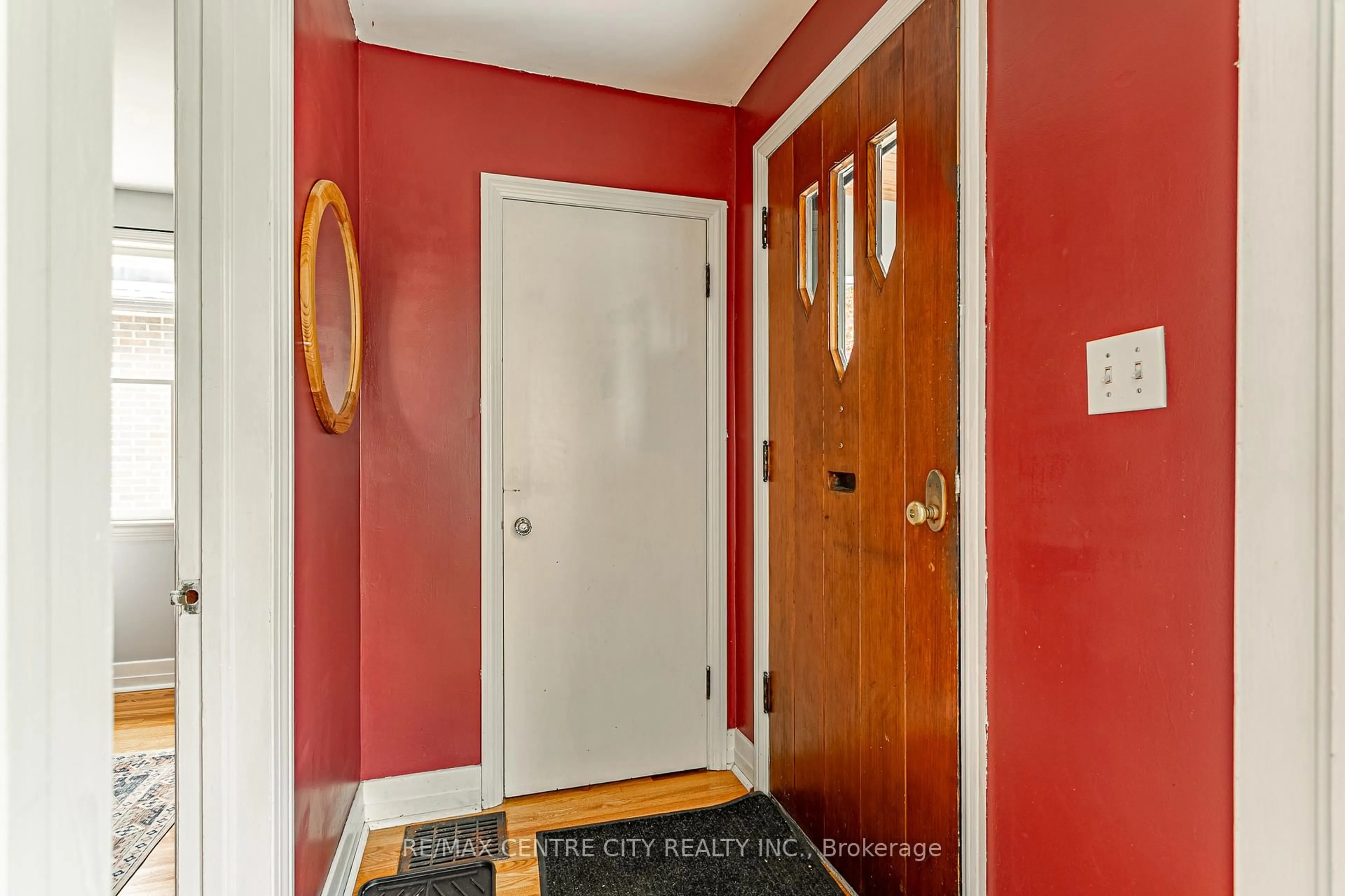 Indoor entryway for 496 Baker St, London South Ontario N6C 1Y2