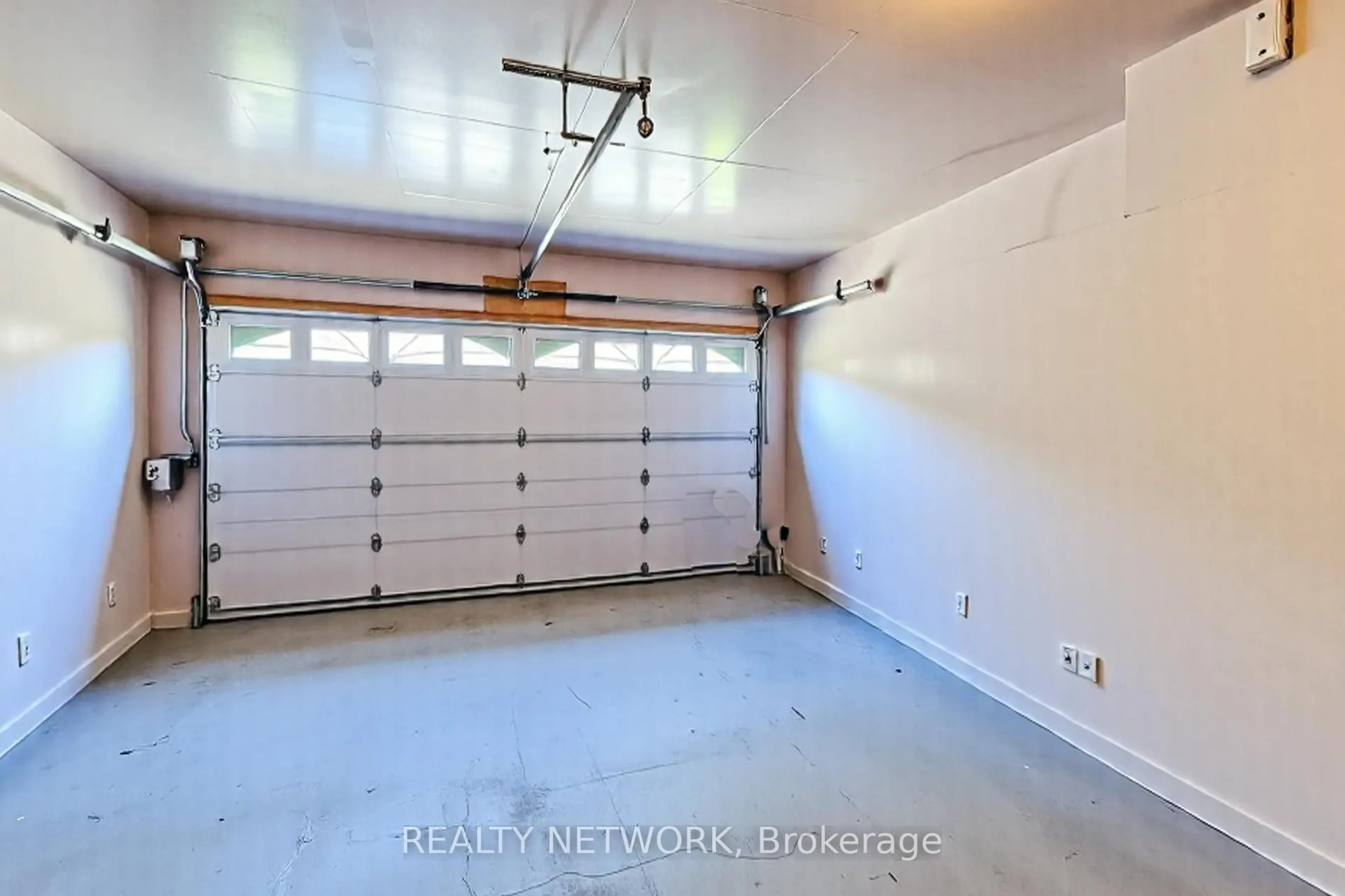Indoor garage for 26 Colin Cres, Hamilton Ontario L9A 0A1