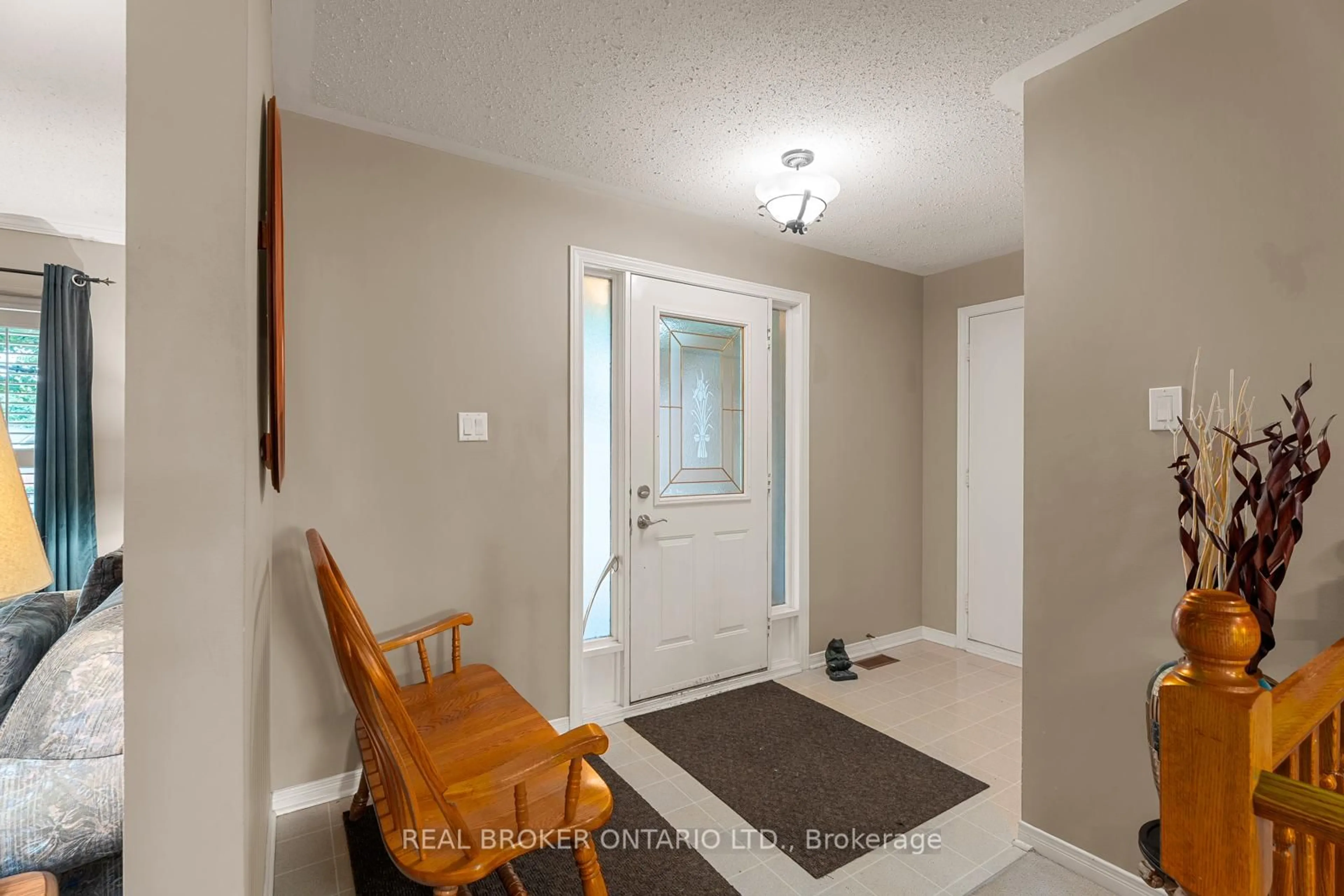 Indoor entryway for 21 Townsend Dr, Ottawa Ontario K2J 2T5