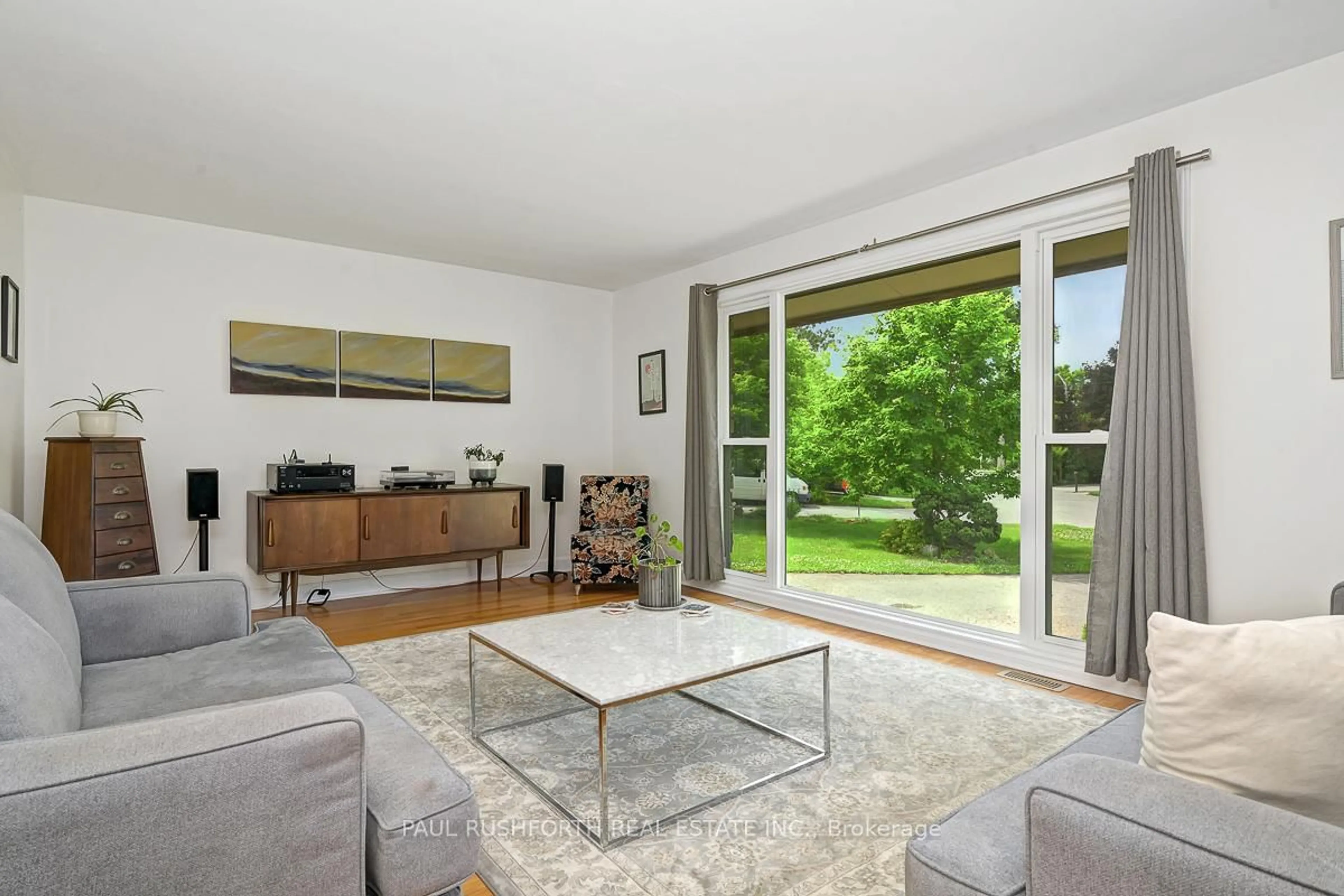 Living room with furniture, unknown for 3153 QUESNEL Dr, Ottawa Ontario K1V 7E7