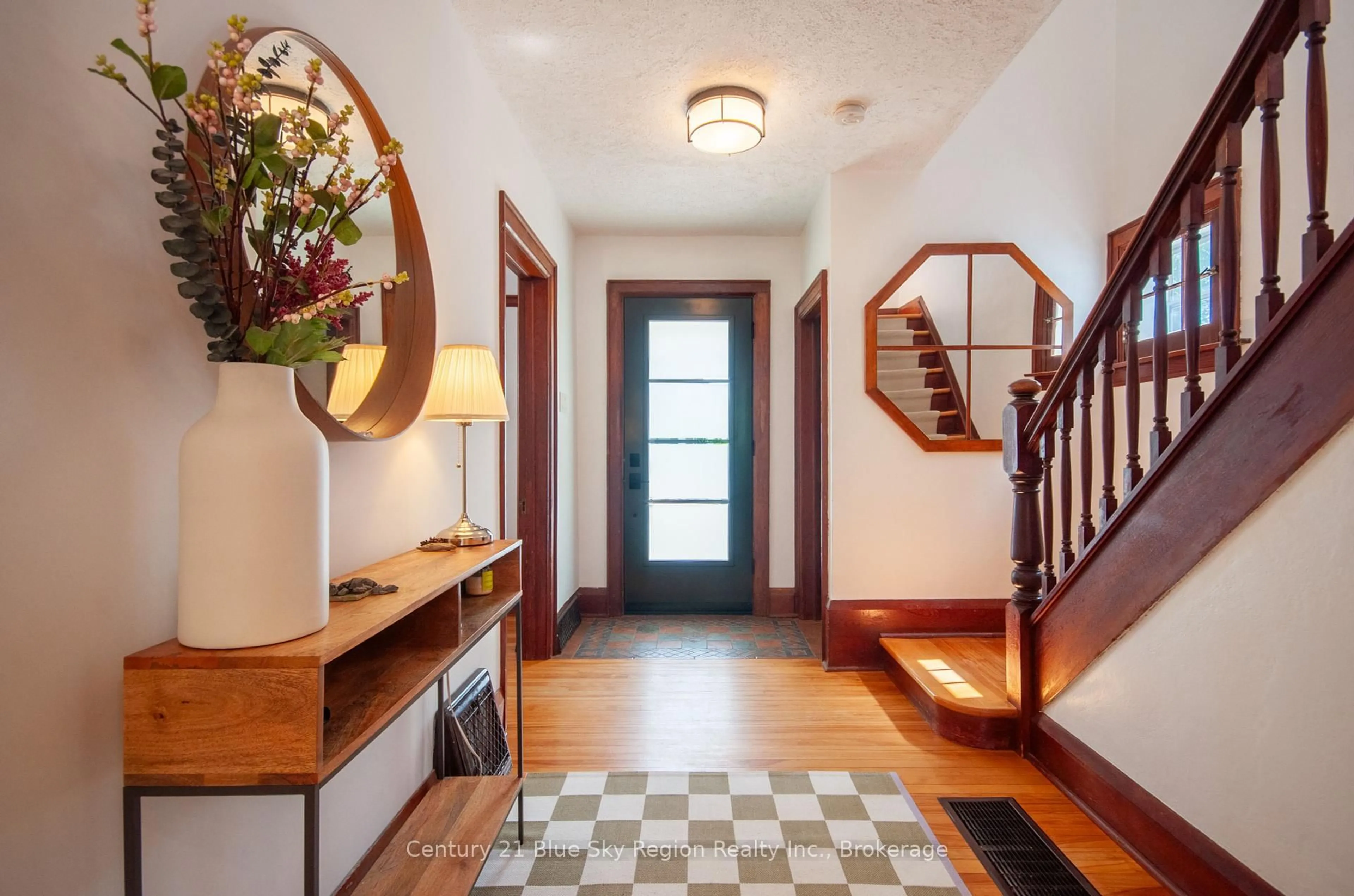 Indoor entryway for 56 Catherine St, Callander Ontario P0H 1H0